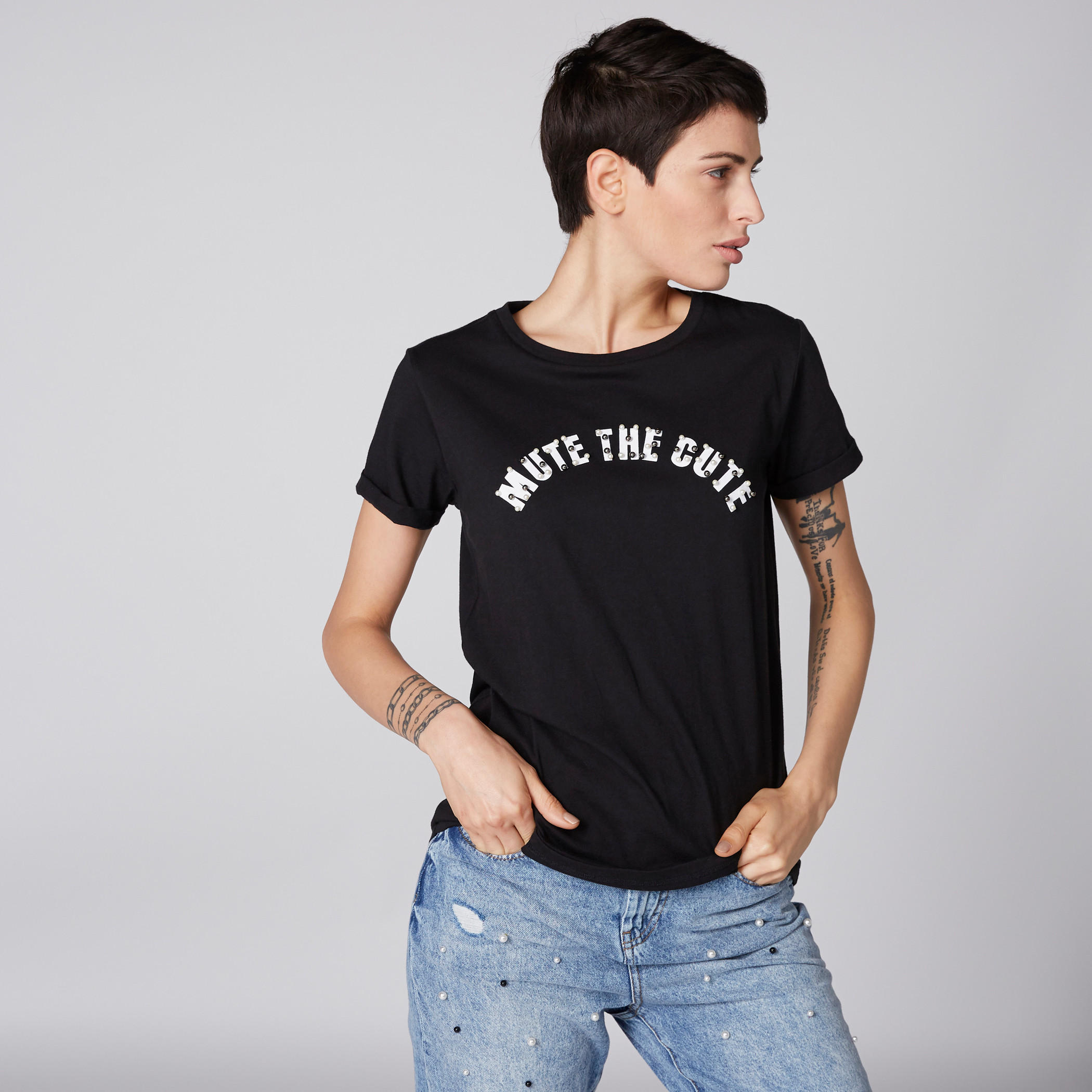 تيشيرت بياقة مستديرة وتفاصيل لؤلؤ وطبعات من لي كوبر-women-clothing-tshirts-image-1