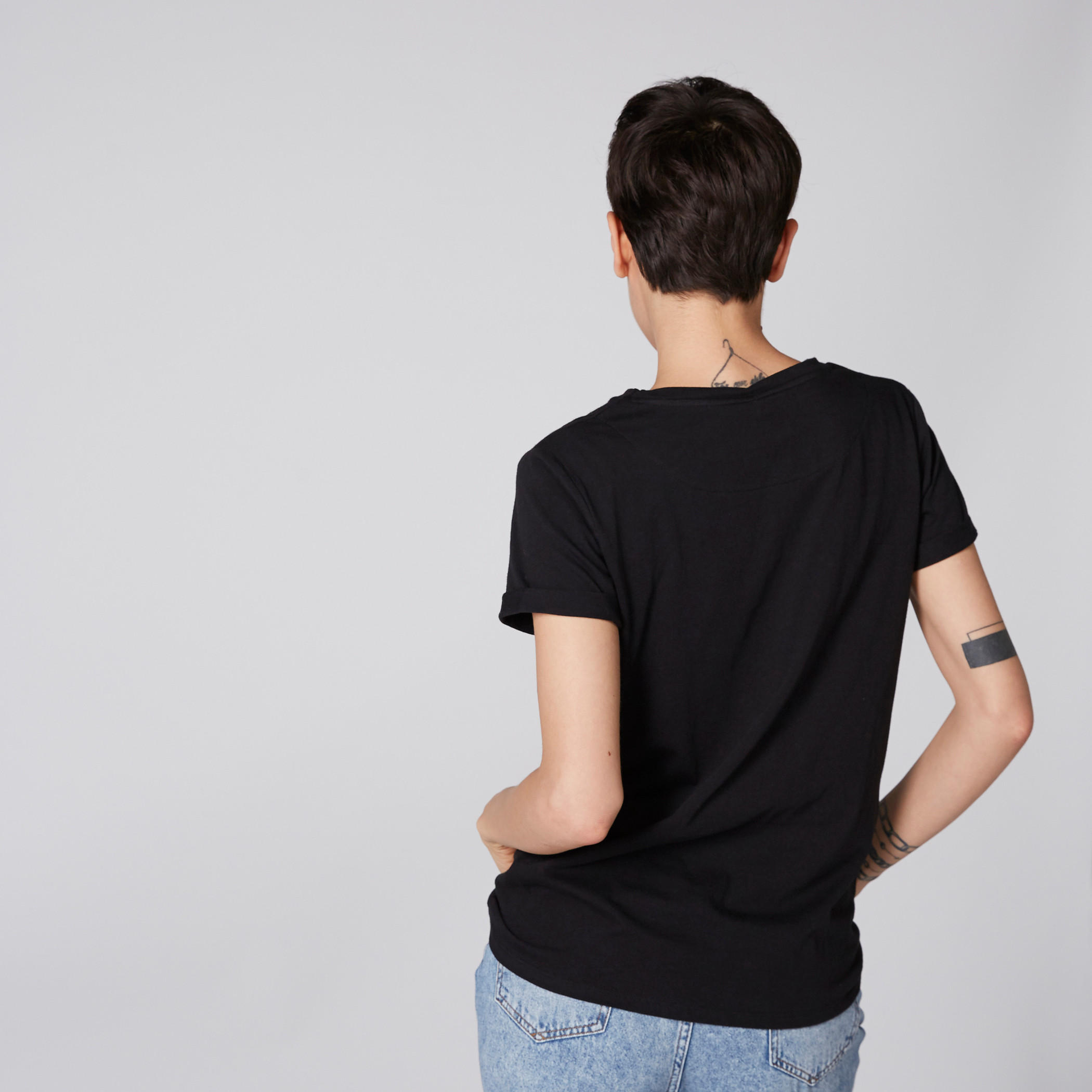 تيشيرت بياقة مستديرة وتفاصيل لؤلؤ وطبعات من لي كوبر-women-clothing-tshirts-image-2