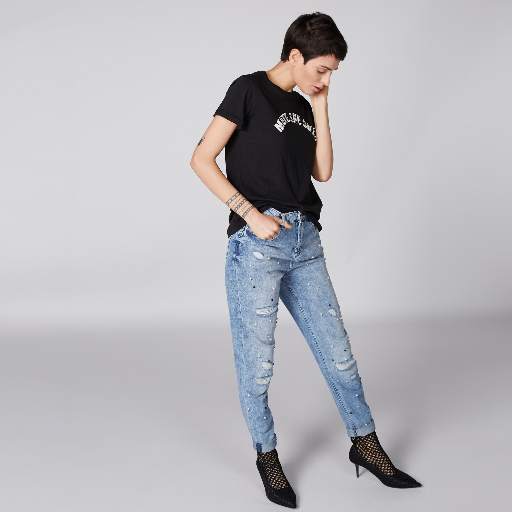تيشيرت بياقة مستديرة وتفاصيل لؤلؤ وطبعات من لي كوبر-women-clothing-tshirts-image-3