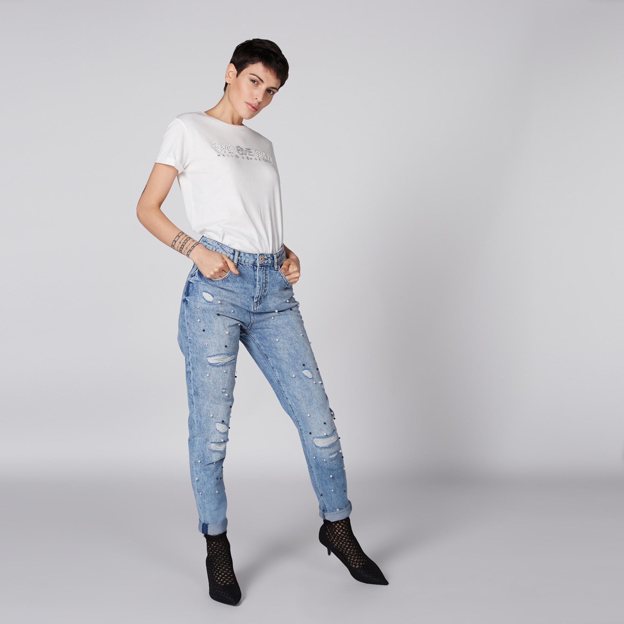 تيشيرت بياقة مستديرة وأكمام قصيرة وتزيينات من لي كوبر-women-clothing-tshirts-image-1