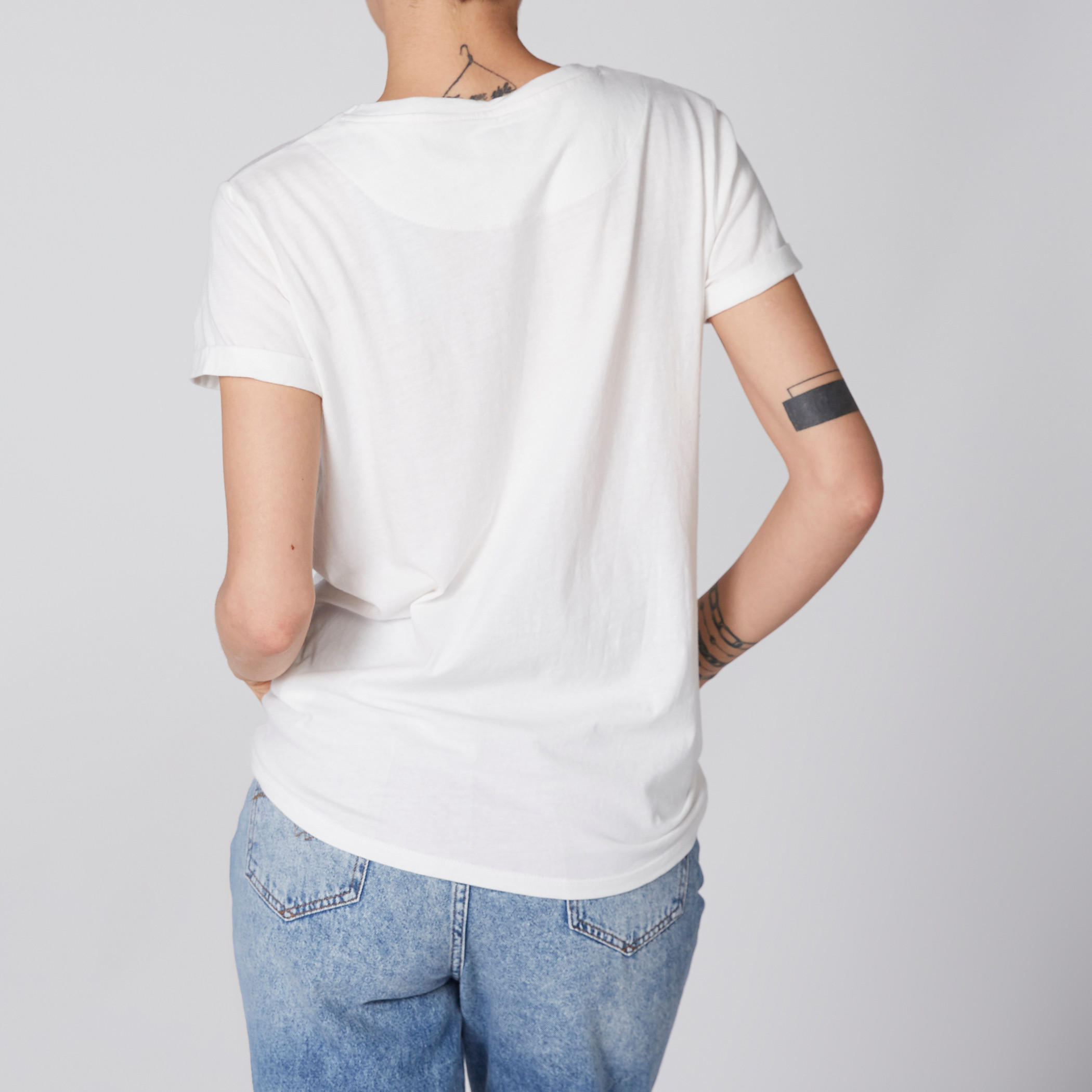 تيشيرت بياقة مستديرة وأكمام قصيرة وتزيينات من لي كوبر-women-clothing-tshirts-image-2