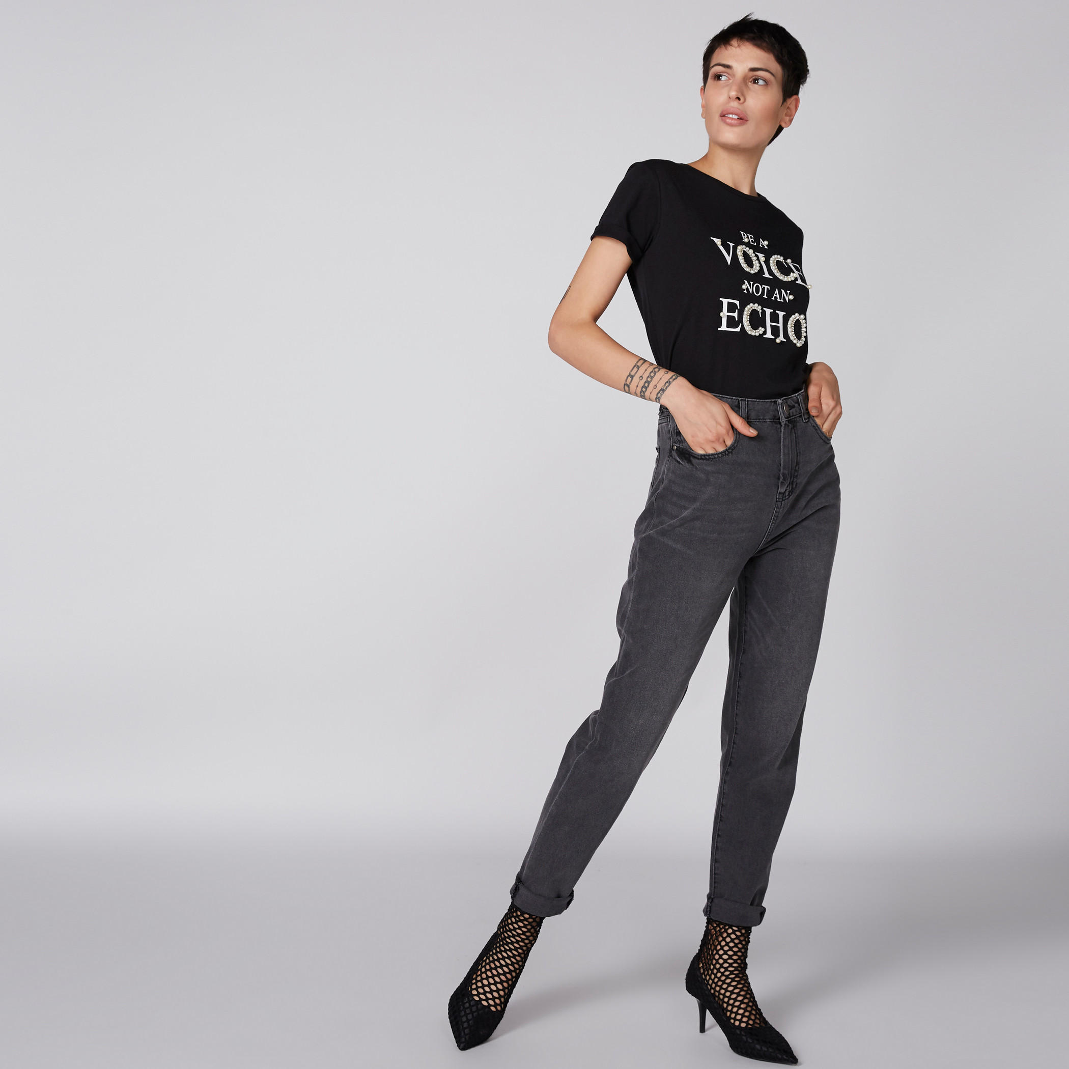 تيشيرت بياقة مستديرة وأكمام قصيرة وتزيينات من لي كوبر-women-clothing-tshirts-image-1