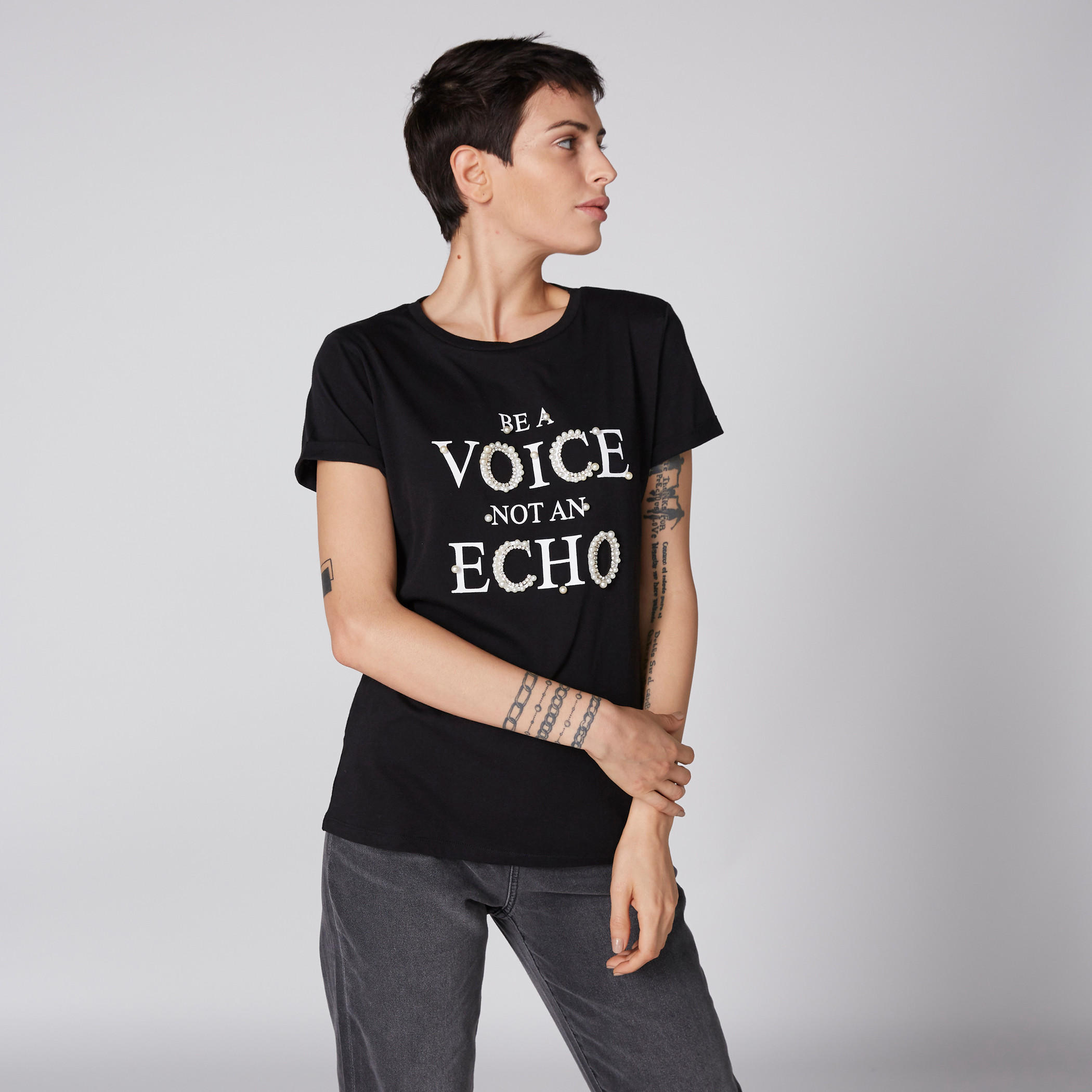 تيشيرت بياقة مستديرة وأكمام قصيرة وتزيينات من لي كوبر-women-clothing-tshirts-image-2