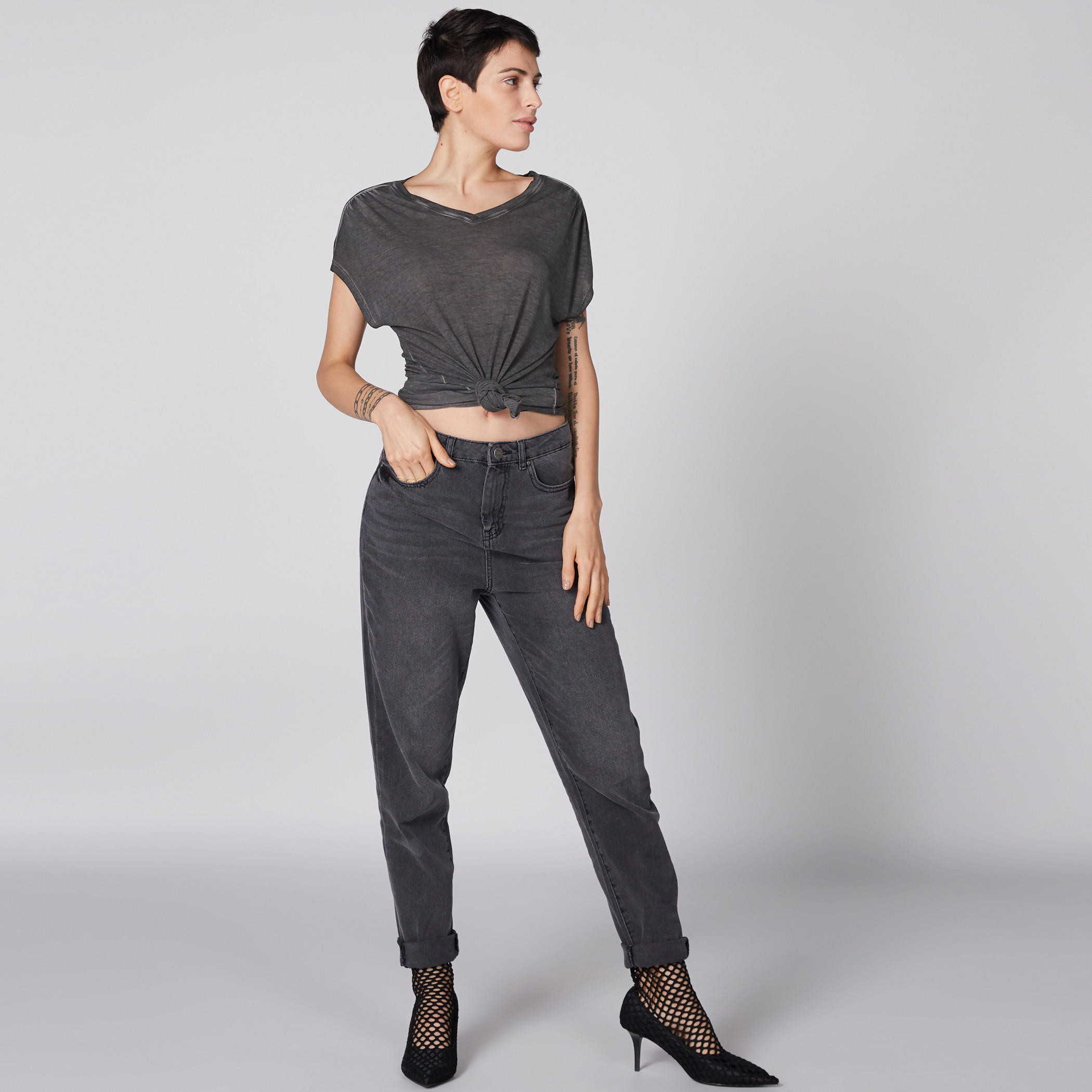 تيشيرت طويلة ياقة V من لي كوبر-women-clothing-tshirts-image-1