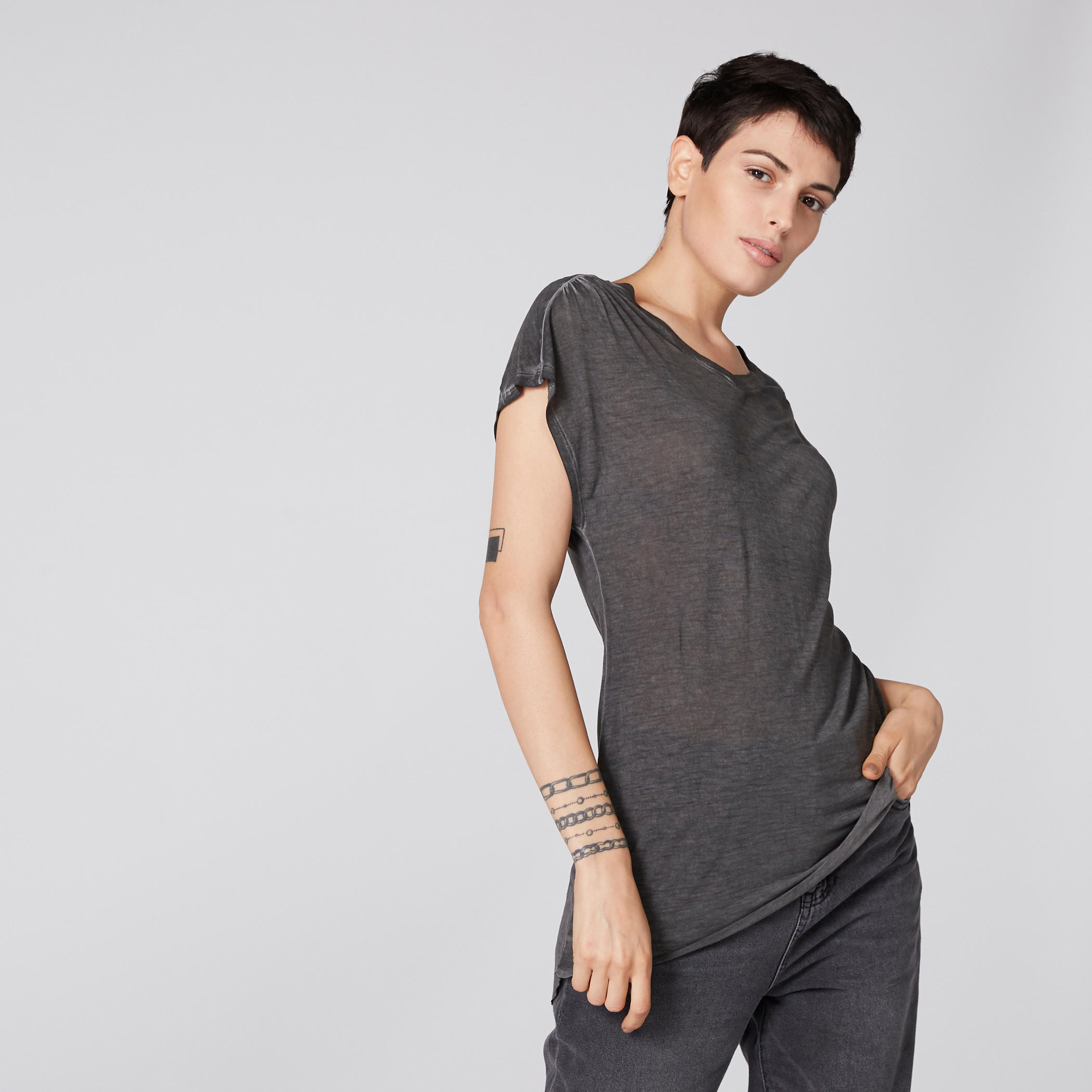 تيشيرت طويلة ياقة V من لي كوبر-women-clothing-tshirts-image-2