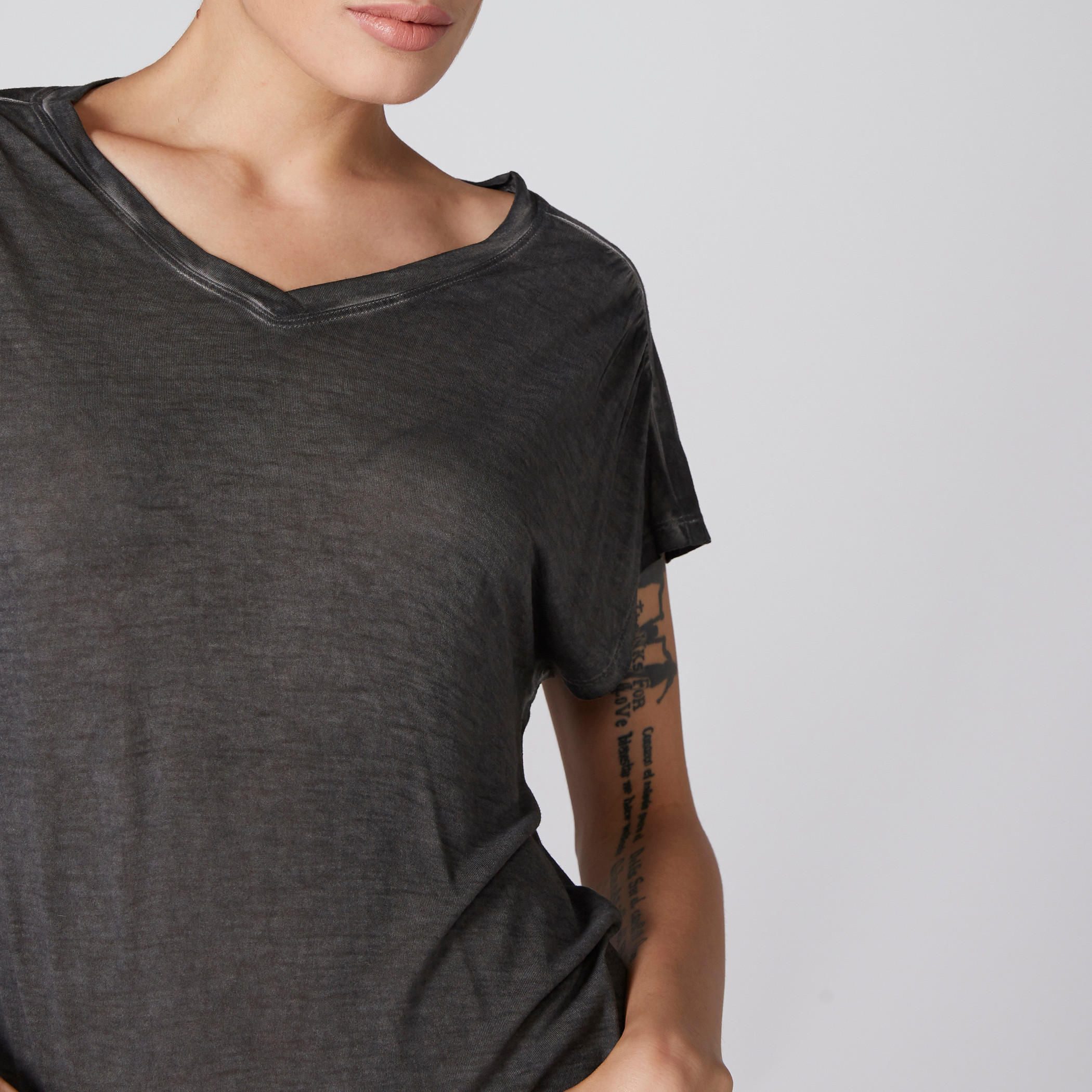 تيشيرت طويلة ياقة V من لي كوبر-women-clothing-tshirts-image-3