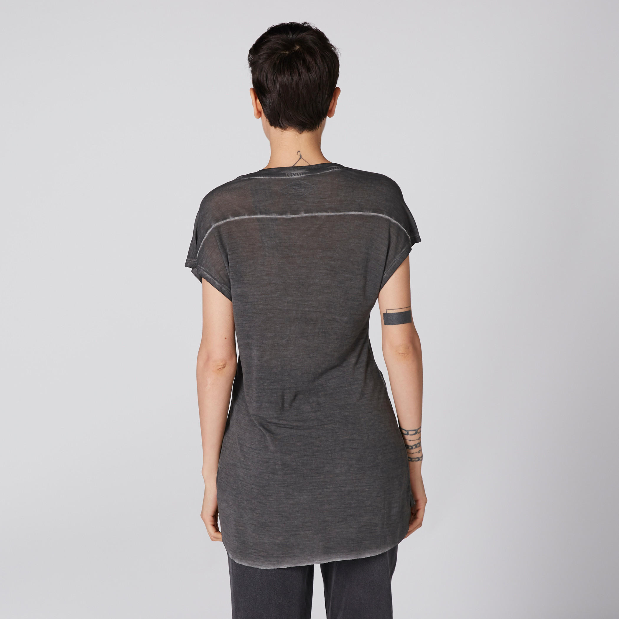 تيشيرت طويلة ياقة V من لي كوبر-women-clothing-tshirts-image-4