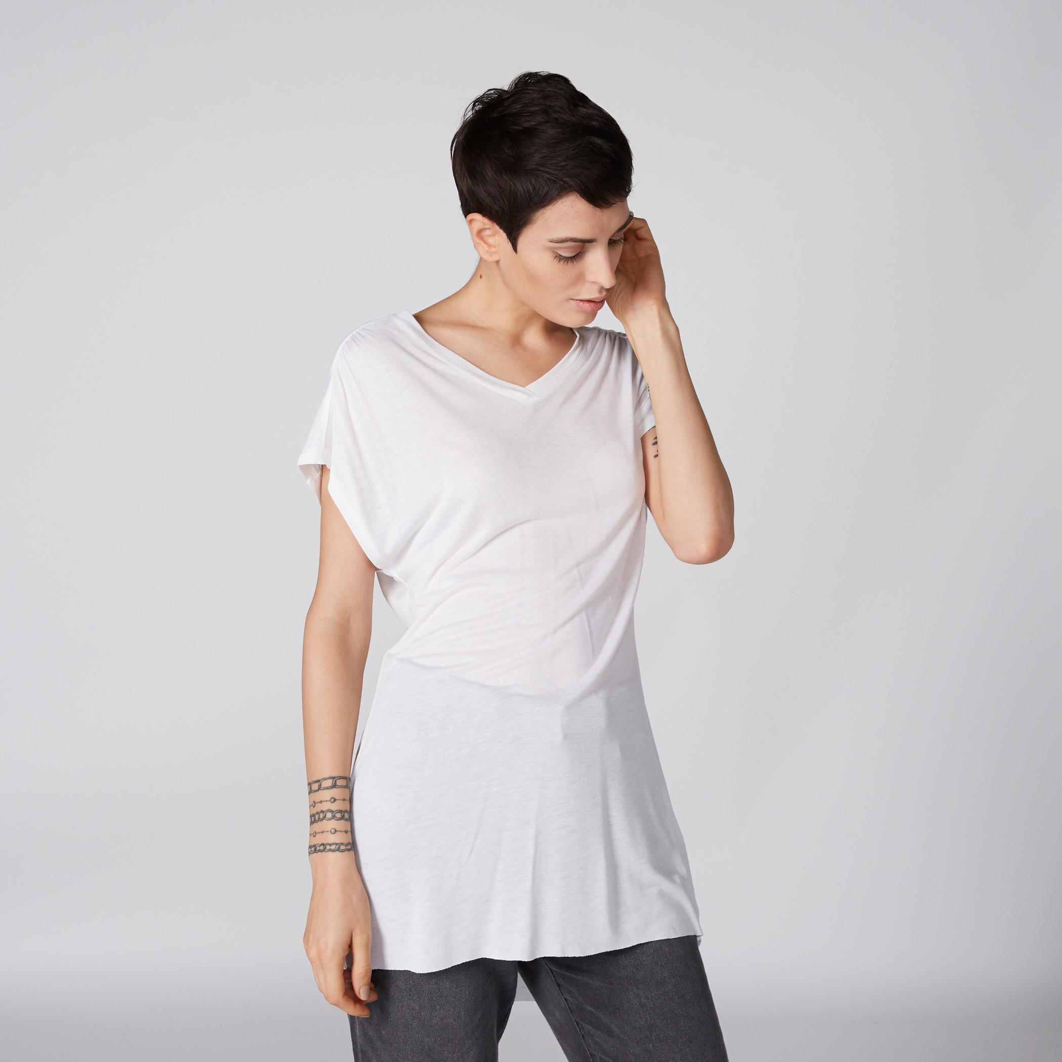 بلوزة طويلة بياقة V من لي كوبر-women-clothing-tshirts-image-2