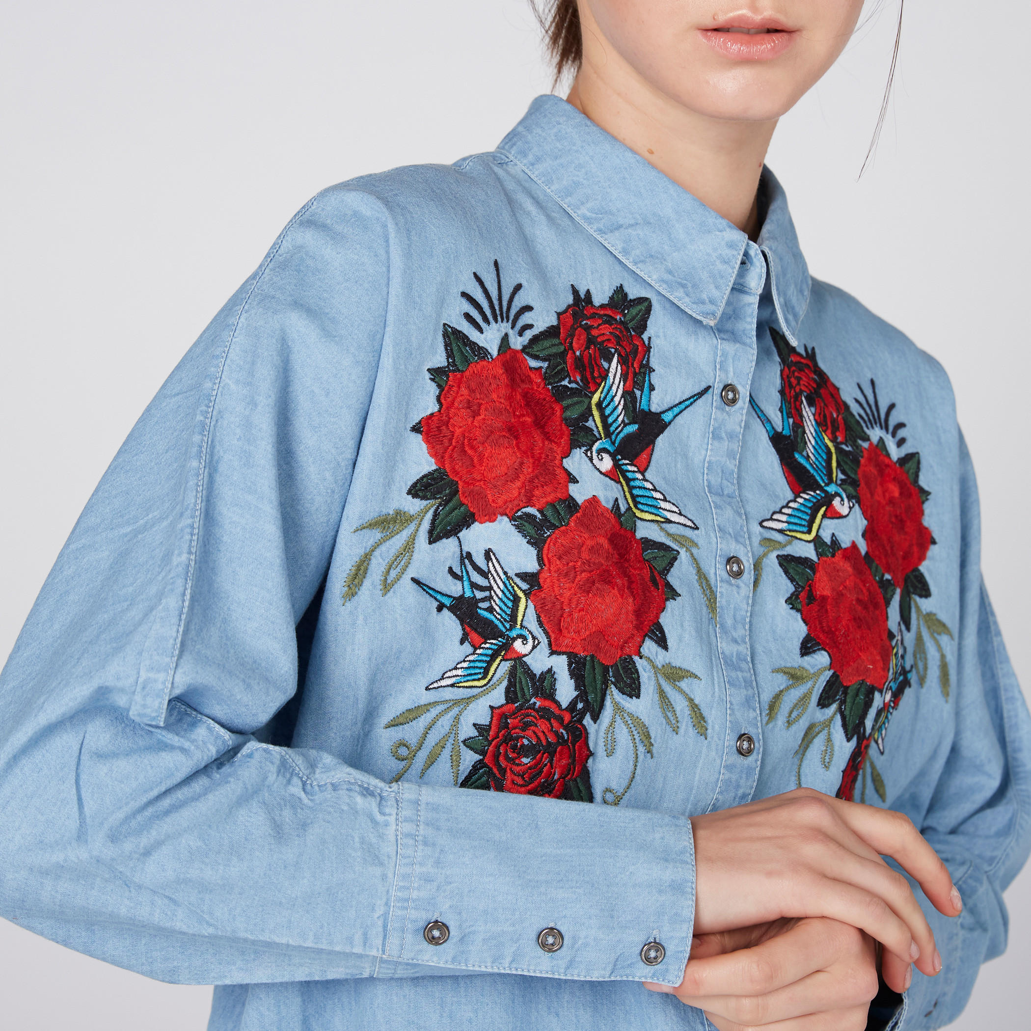 قميص مطرّز بأكمام طويلة وأزرار من لي كوبر-women-clothing-shirtsandblouses-shirts-image-2
