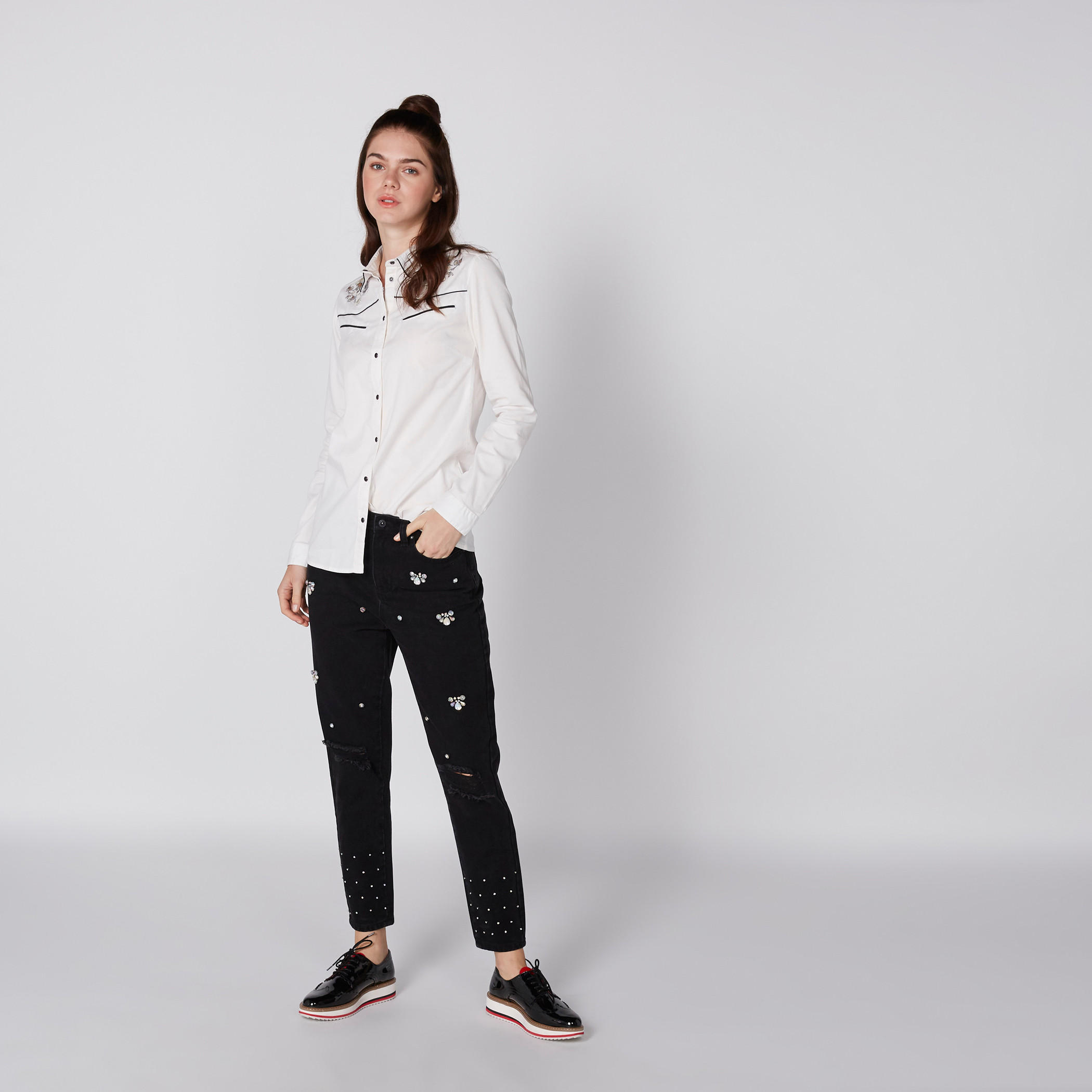 قميص مطرّز بأكمام طويلة وأزرار من لي كوبر-women-clothing-shirtsandblouses-shirts-image-1