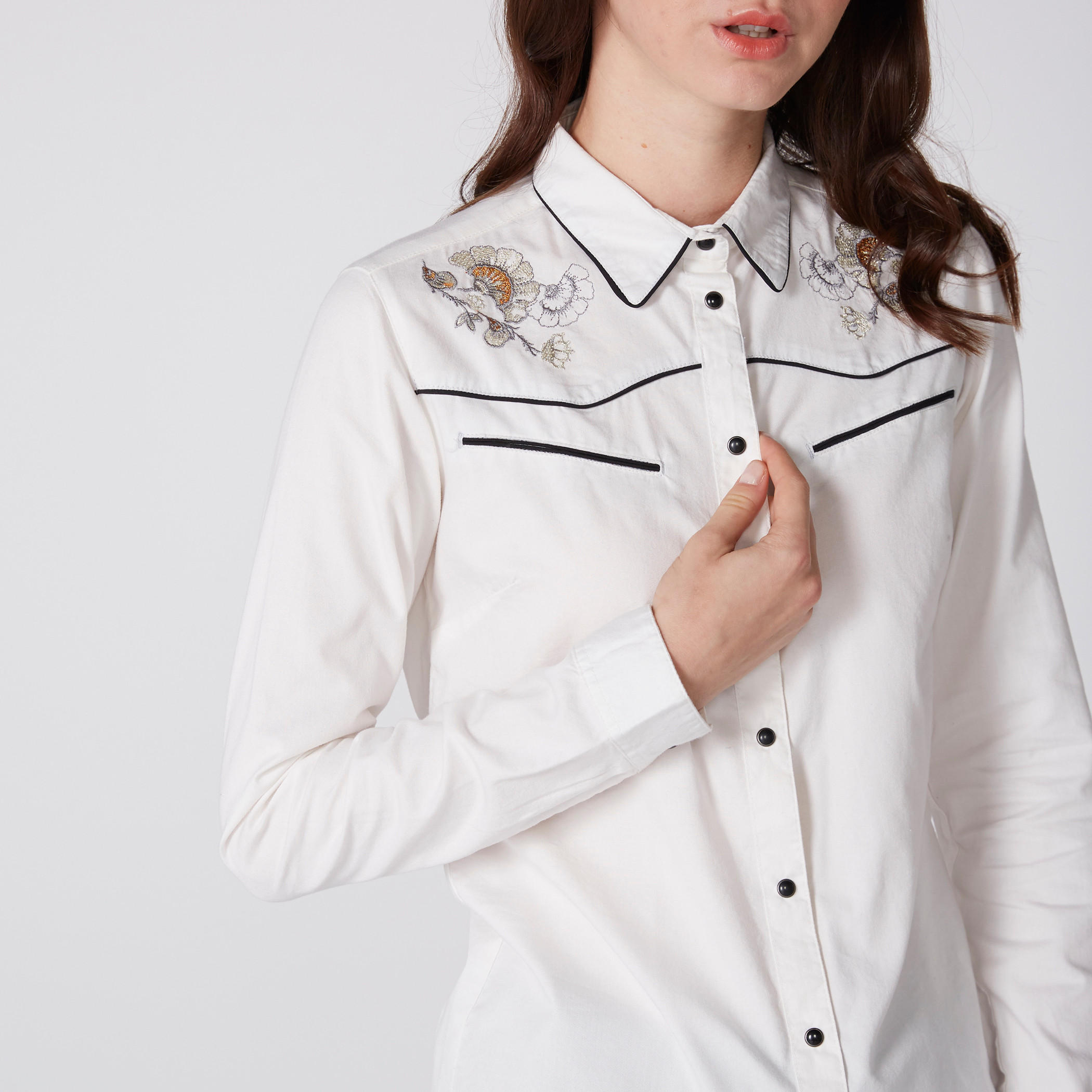 قميص مطرّز بأكمام طويلة وأزرار من لي كوبر-women-clothing-shirtsandblouses-shirts-image-2