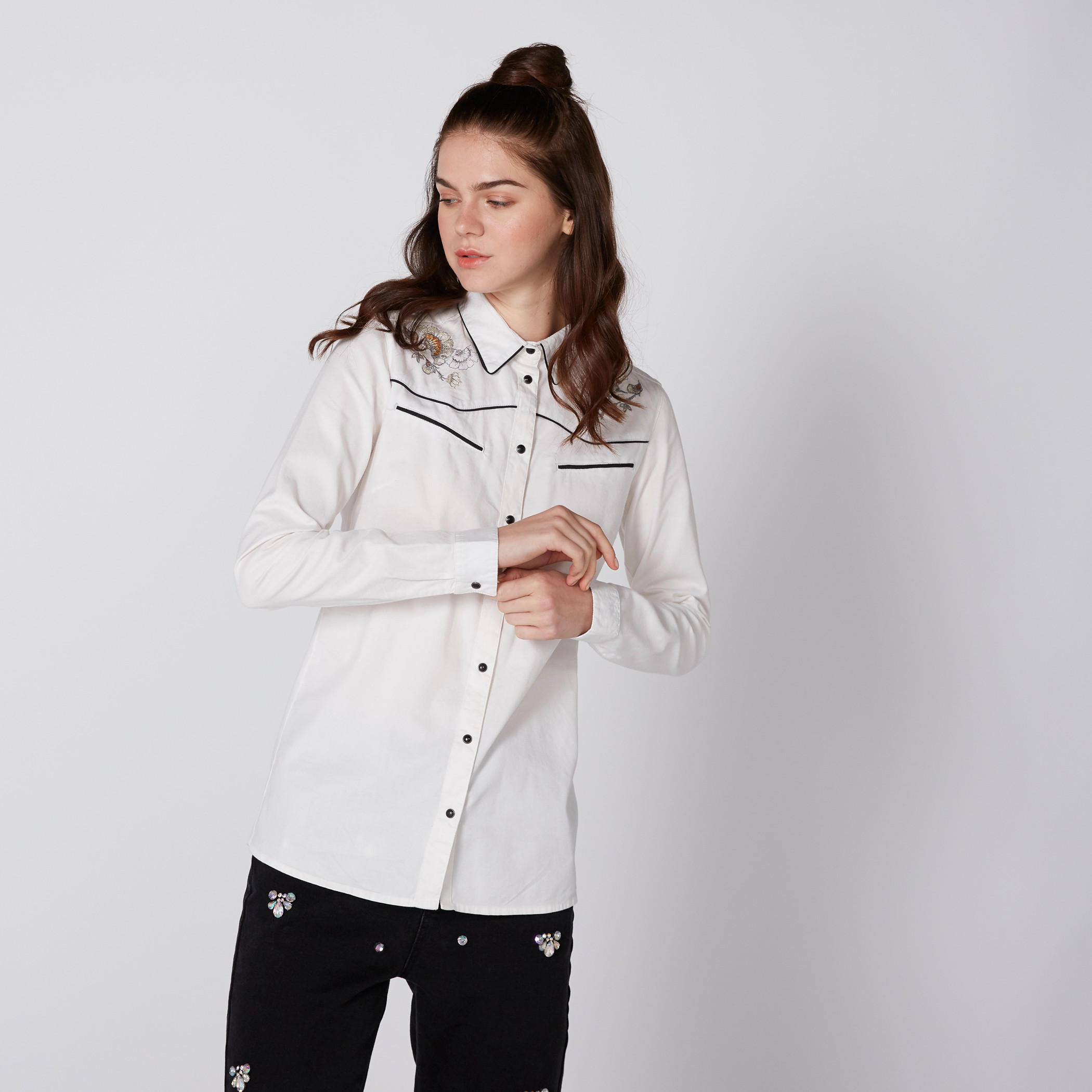 قميص مطرّز بأكمام طويلة وأزرار من لي كوبر-women-clothing-shirtsandblouses-shirts-image-4