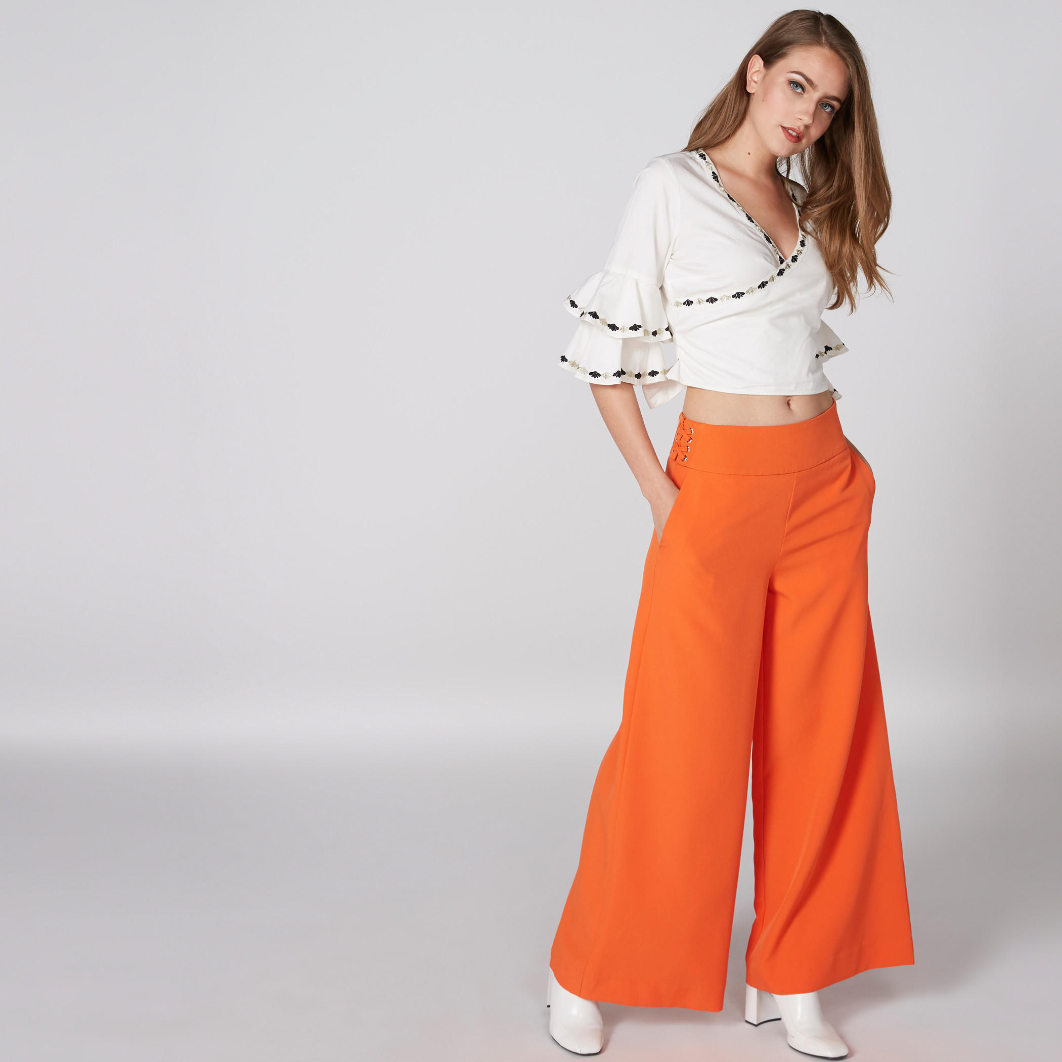 بلوزة قصيرة ومطرزة بأكمام كشكش ورباط من لي كوبر-women-clothing-shirtsandblouses-blouses-image-1