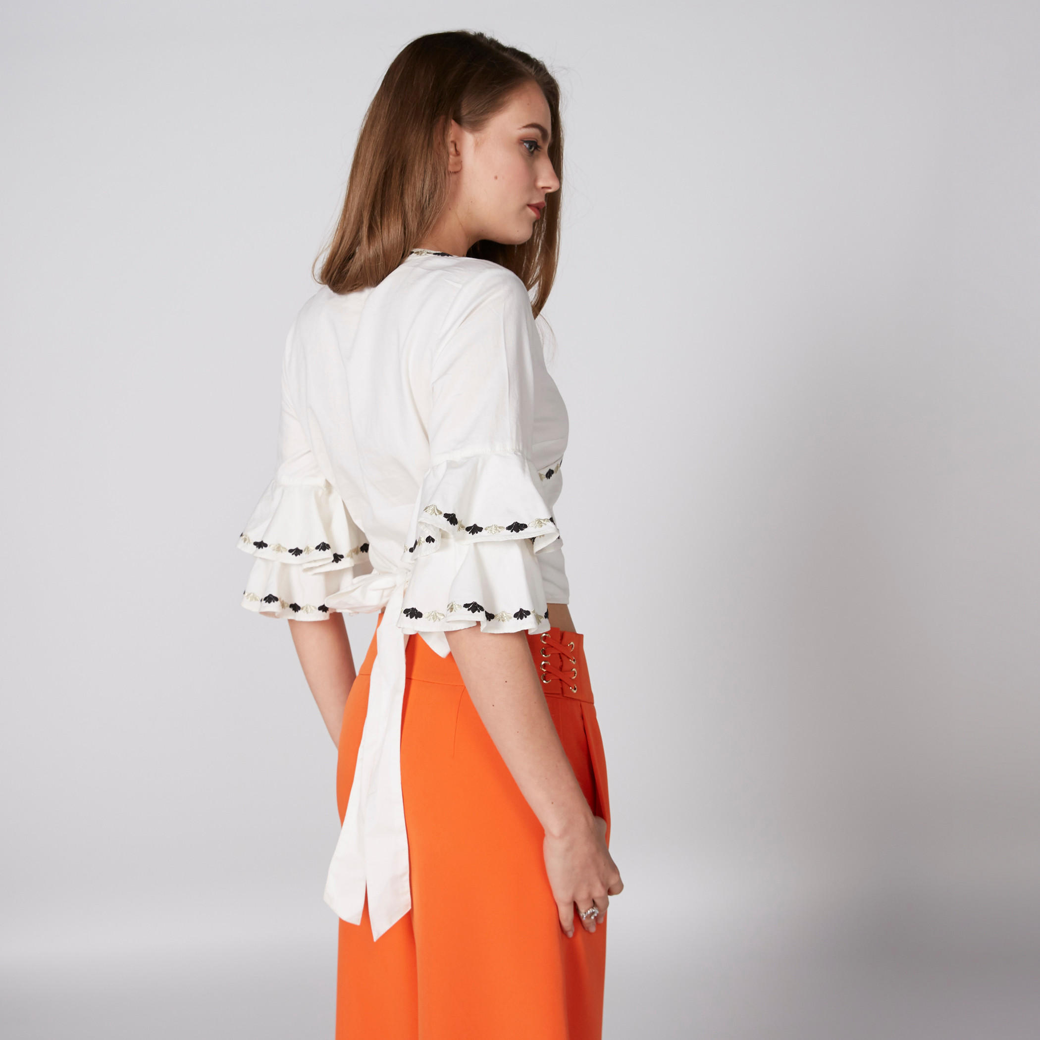 بلوزة قصيرة ومطرزة بأكمام كشكش ورباط من لي كوبر-women-clothing-shirtsandblouses-blouses-image-2