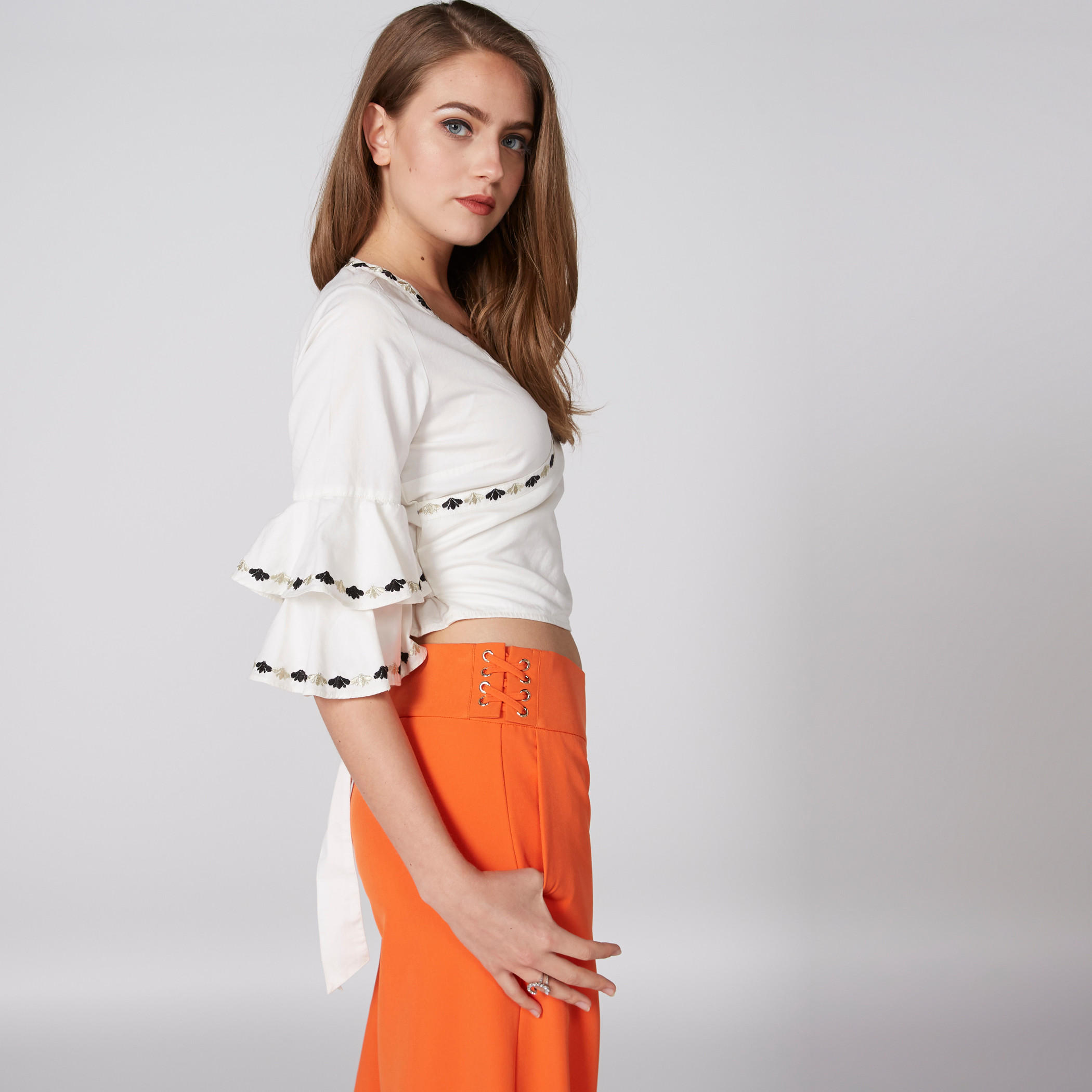 بلوزة قصيرة ومطرزة بأكمام كشكش ورباط من لي كوبر-women-clothing-shirtsandblouses-blouses-image-3
