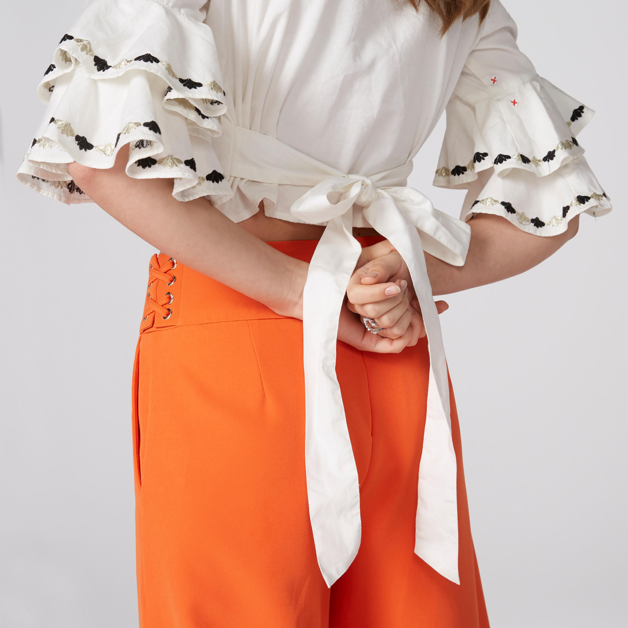 بلوزة قصيرة ومطرزة بأكمام كشكش ورباط من لي كوبر-women-clothing-shirtsandblouses-blouses-image-4