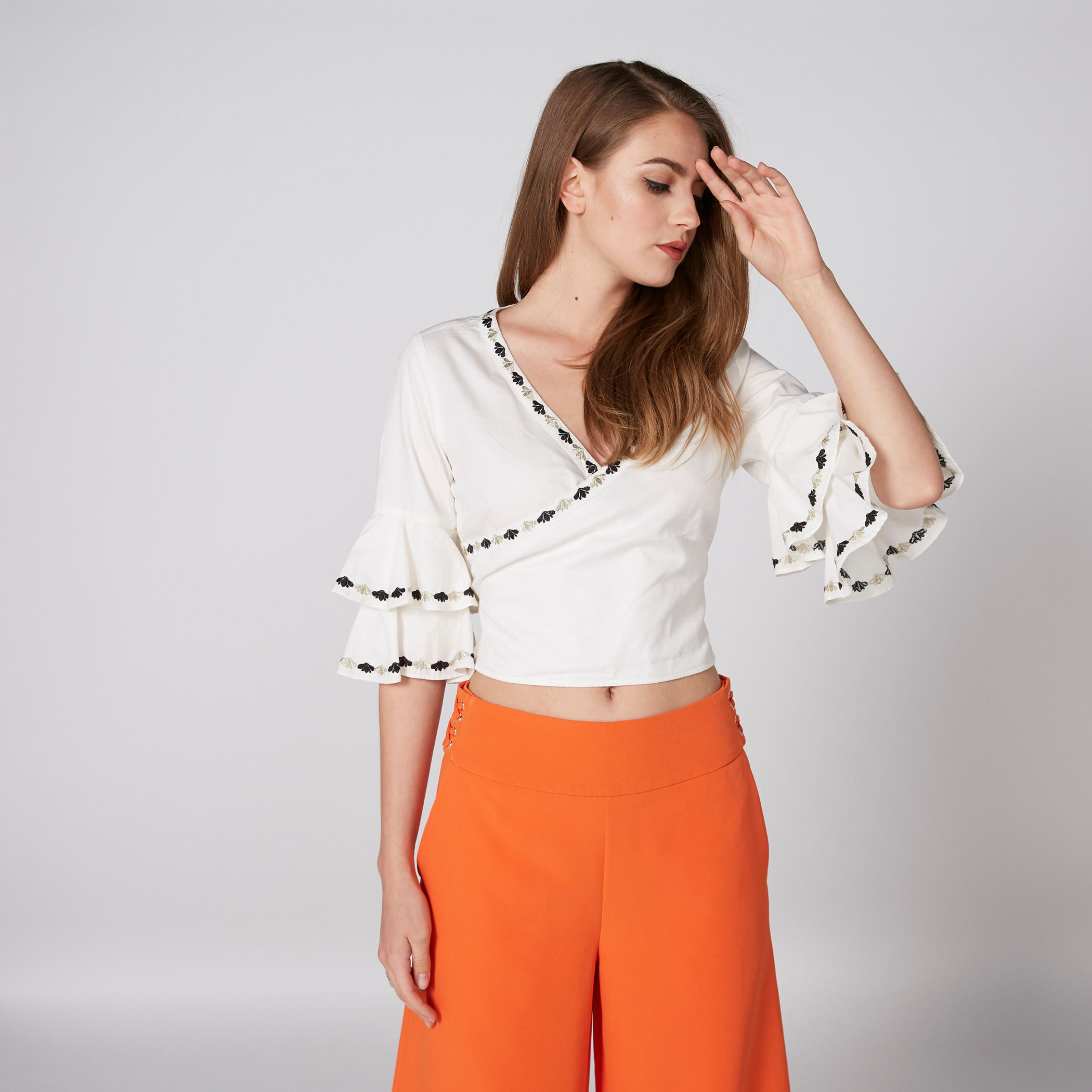بلوزة قصيرة ومطرزة بأكمام كشكش ورباط من لي كوبر-women-clothing-shirtsandblouses-blouses-image-5
