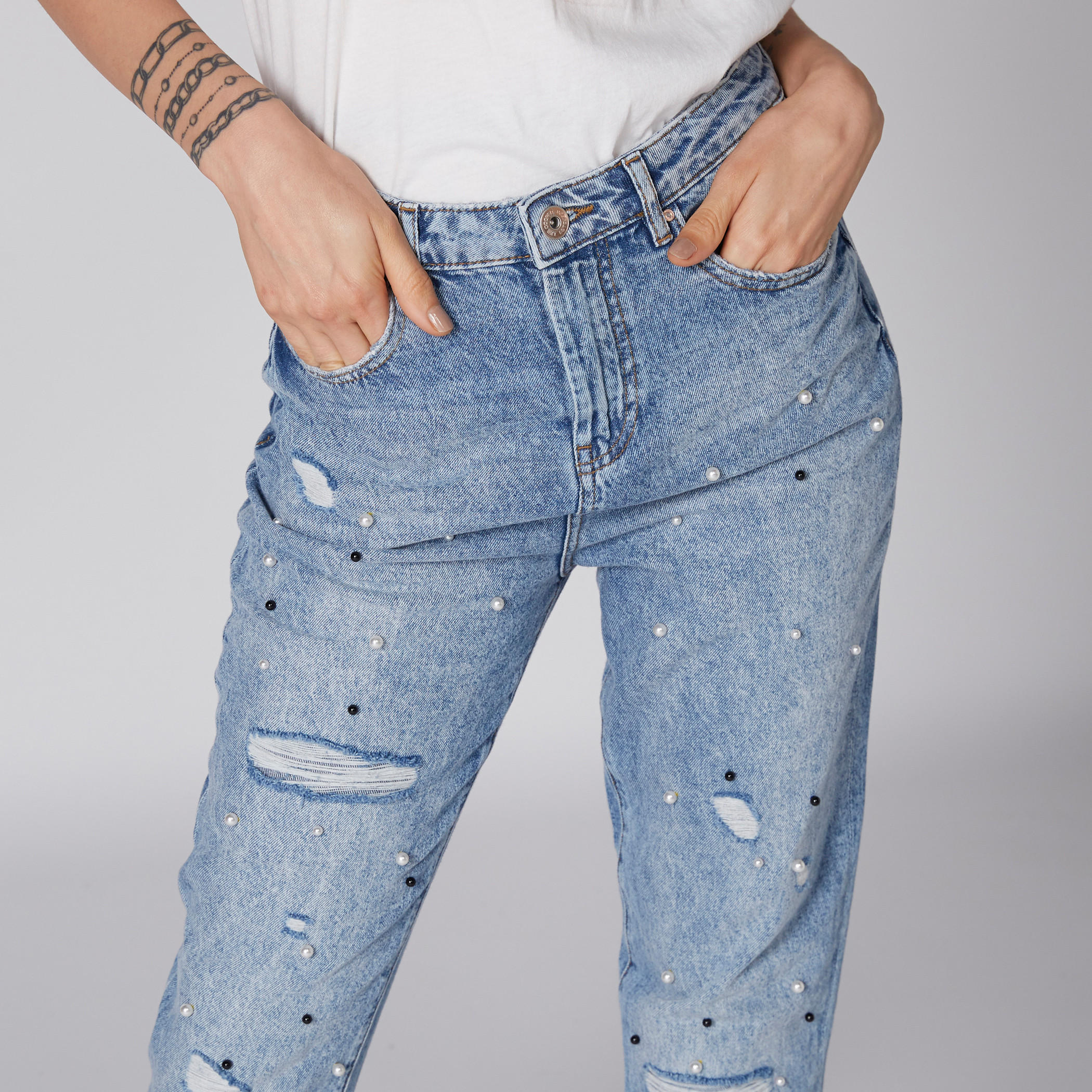 بنطال جينز بتصميم ممزّق وزر إغلاق وتفاصيل لؤلؤ من لي كوبر-women-clothing-bottoms-jeans-image-2