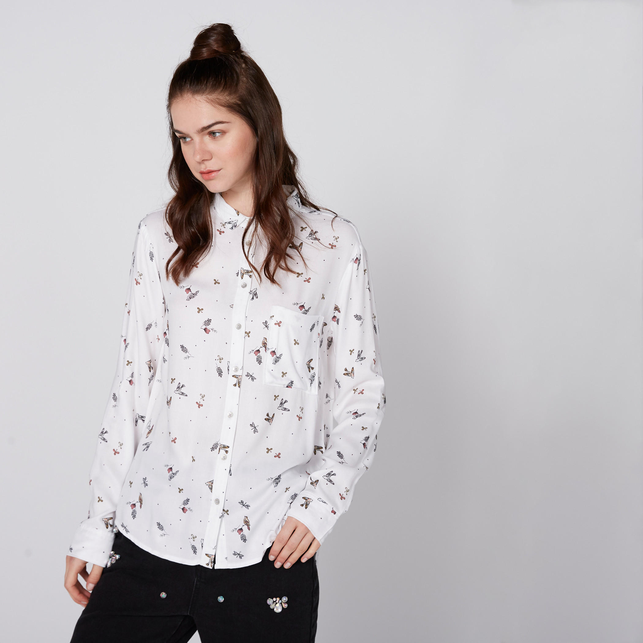 قميص بطبعات وأكمام طويلة وأزرار من لي كوبر-women-clothing-shirtsandblouses-shirts-image-2