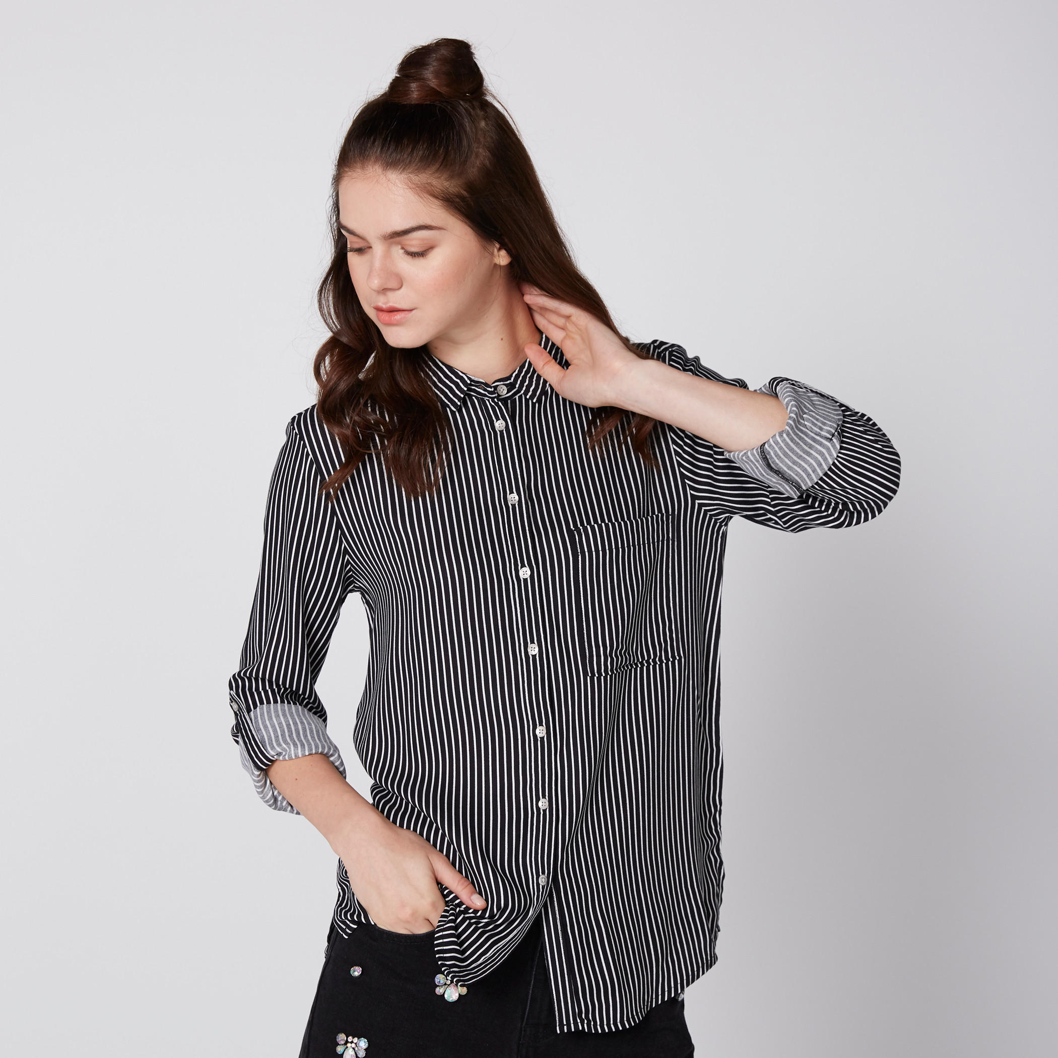 قميص مقلّم بأكمام طويلة ووصلة أزرار كاملة من لي كوبر-women-clothing-shirtsandblouses-shirts-image-2