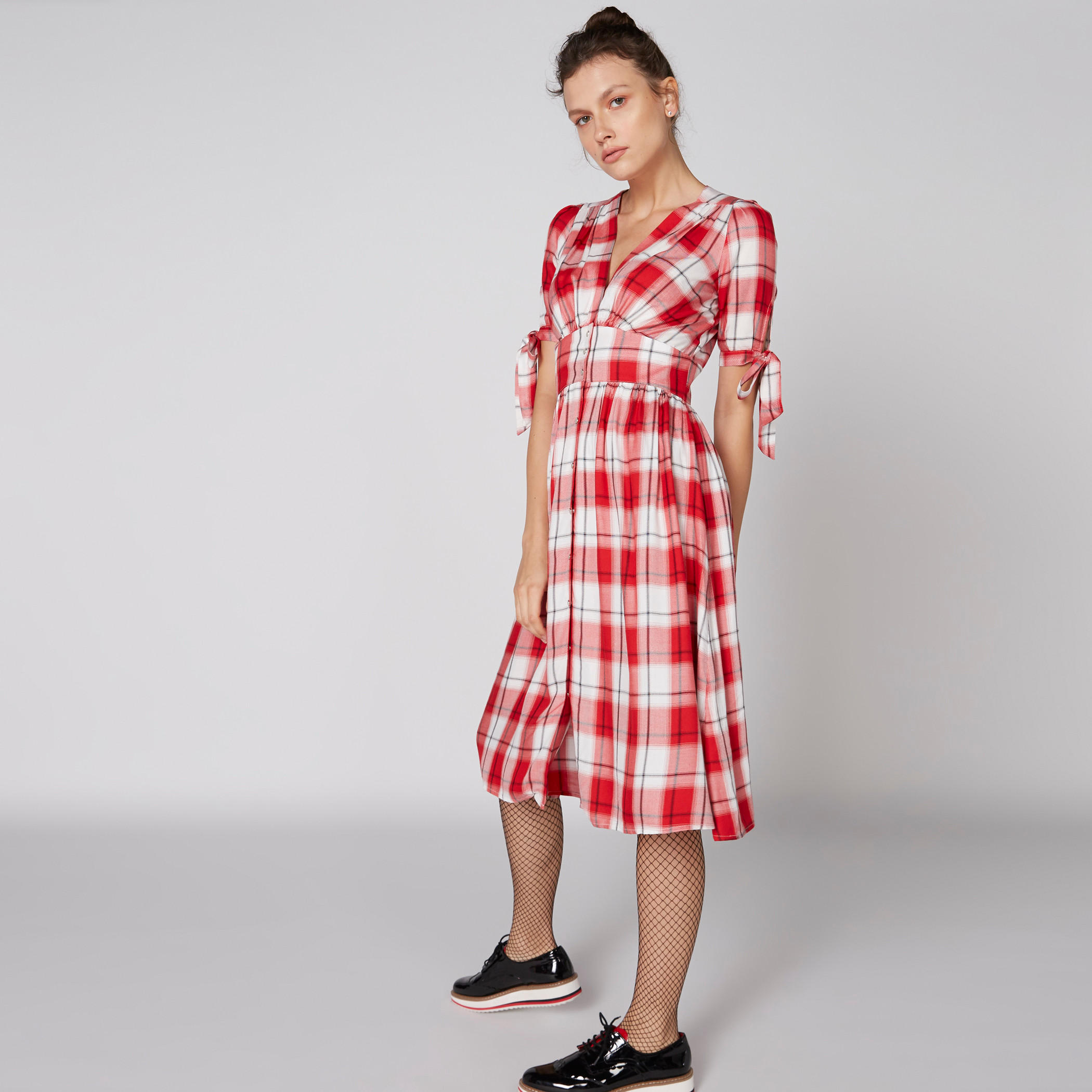 فستان ماكسي آيه لاين كاروهات بياقة V وأكمام قصيرة من لي كوبر-women-clothing-dresses-image-1