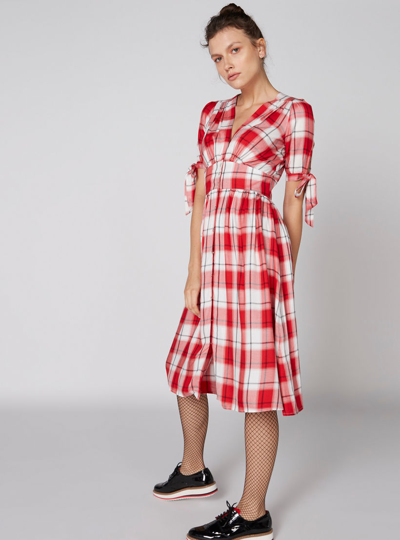 فستان ماكسي آيه لاين كاروهات بياقة V وأكمام قصيرة من لي كوبر-women-clothing-dresses-image-1