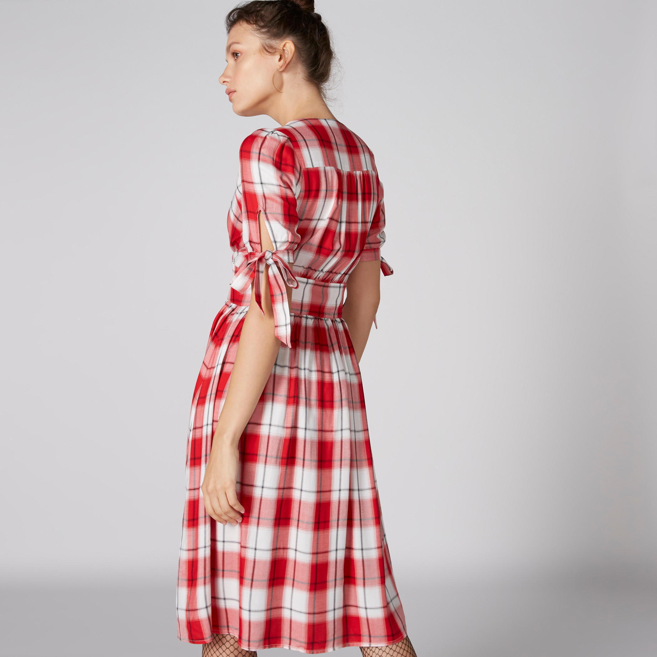 فستان ماكسي آيه لاين كاروهات بياقة V وأكمام قصيرة من لي كوبر-women-clothing-dresses-image-2