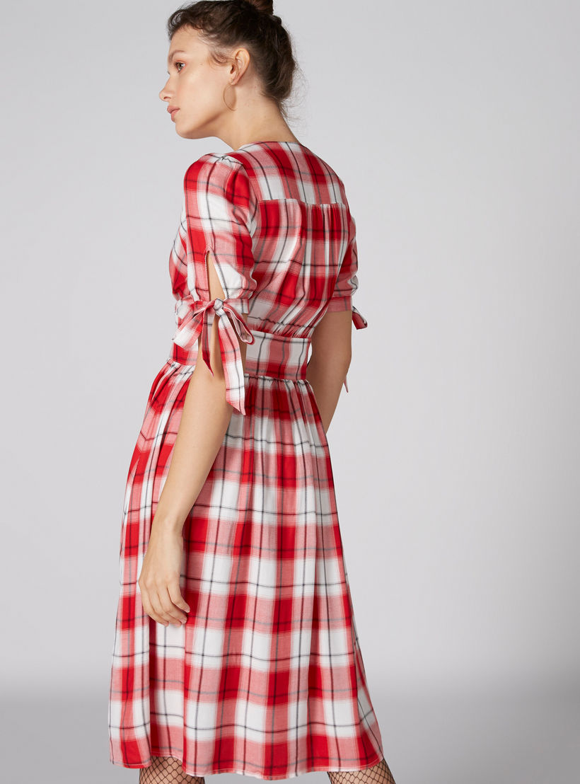 فستان ماكسي آيه لاين كاروهات بياقة V وأكمام قصيرة من لي كوبر-women-clothing-dresses-image-2