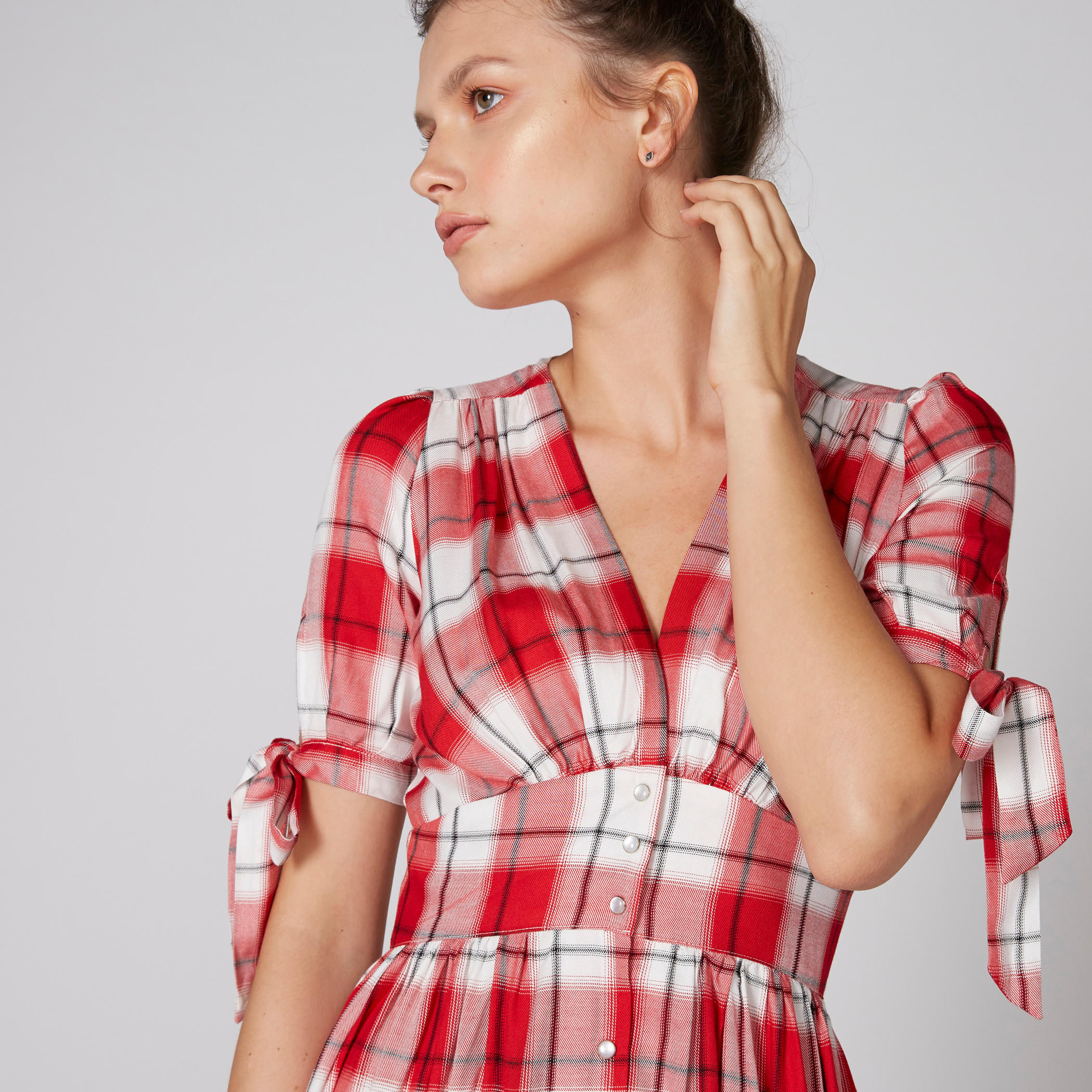فستان ماكسي آيه لاين كاروهات بياقة V وأكمام قصيرة من لي كوبر-women-clothing-dresses-image-3