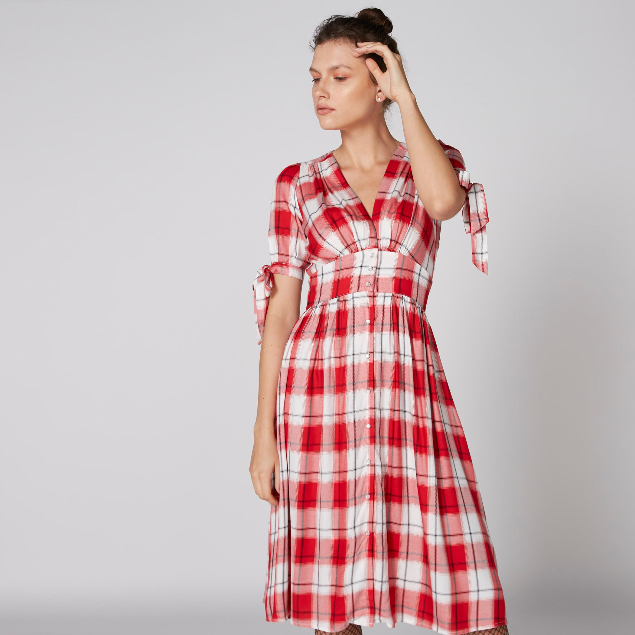 فستان ماكسي آيه لاين كاروهات بياقة V وأكمام قصيرة من لي كوبر-women-clothing-dresses-image-4