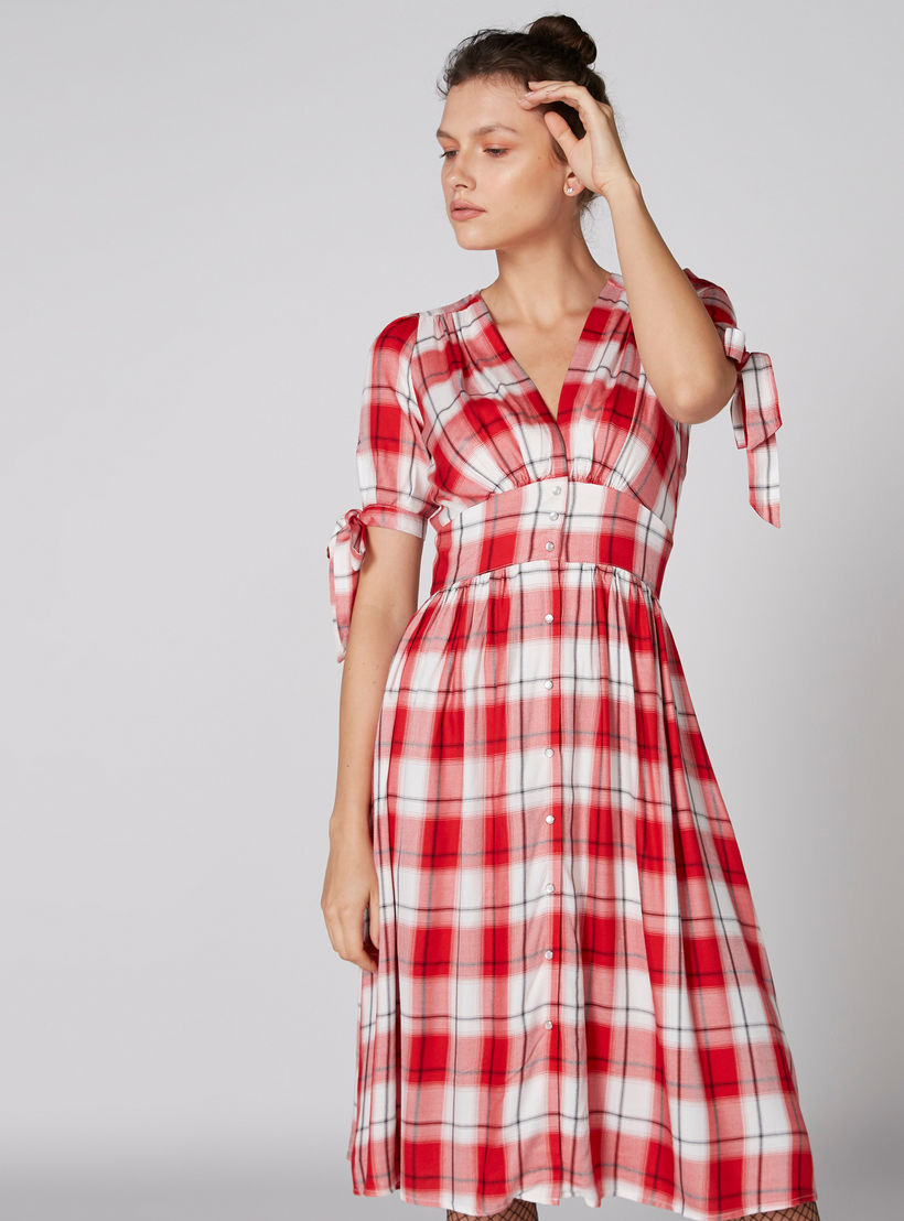 فستان ماكسي آيه لاين كاروهات بياقة V وأكمام قصيرة من لي كوبر-women-clothing-dresses-image-4