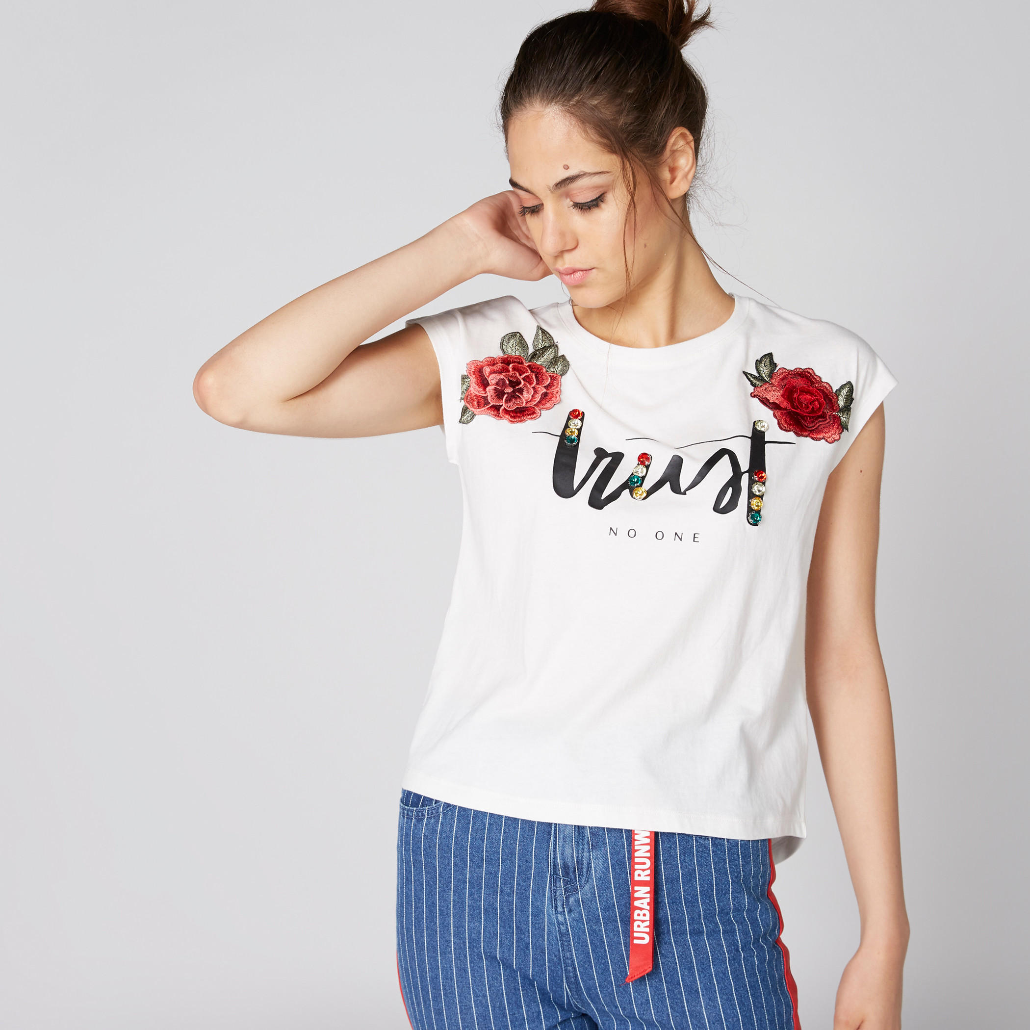 تيشيرت مزيّن بزخارف وأكمام متصلة من لي كوبر-women-clothing-tshirts-image-1