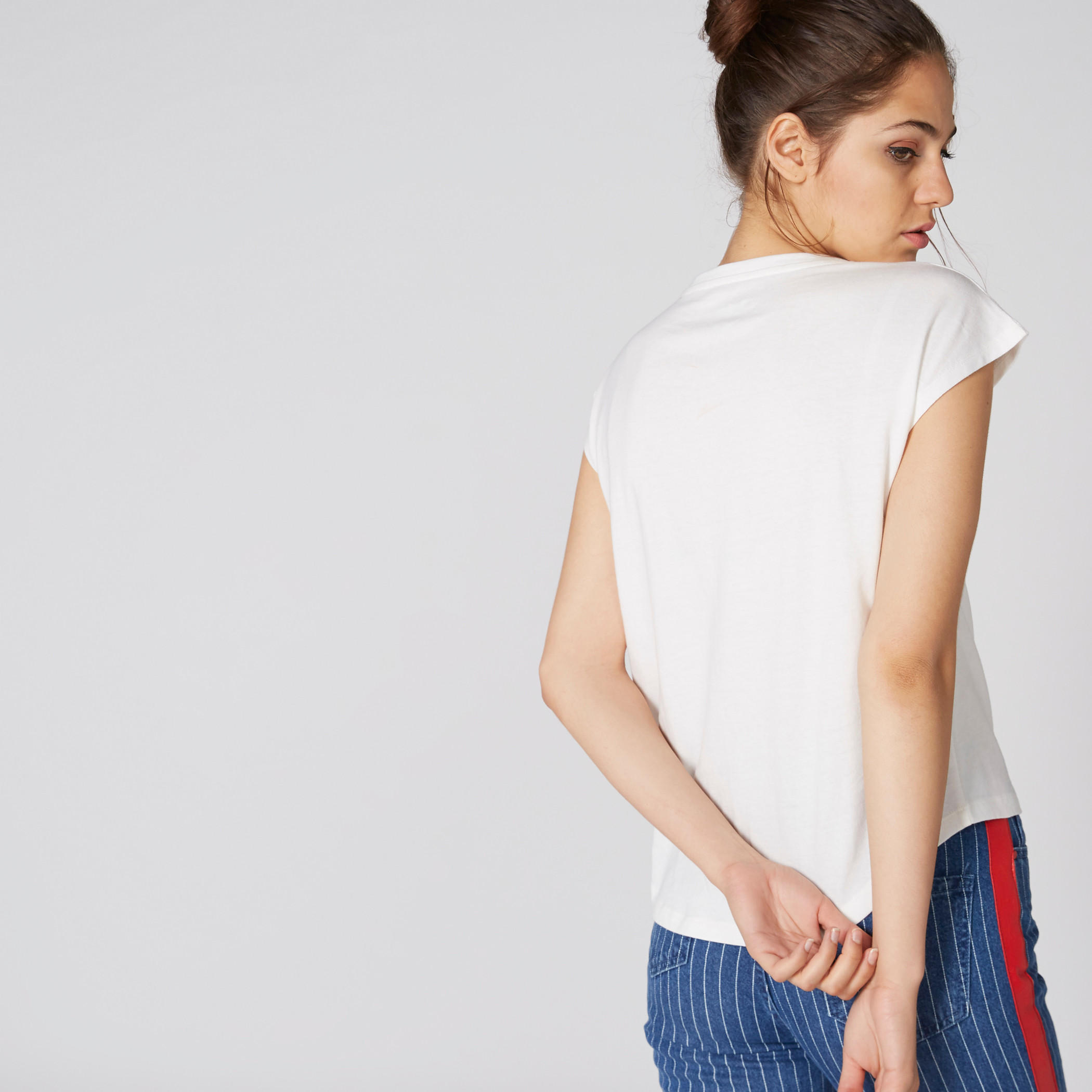 تيشيرت مزيّن بزخارف وأكمام متصلة من لي كوبر-women-clothing-tshirts-image-2