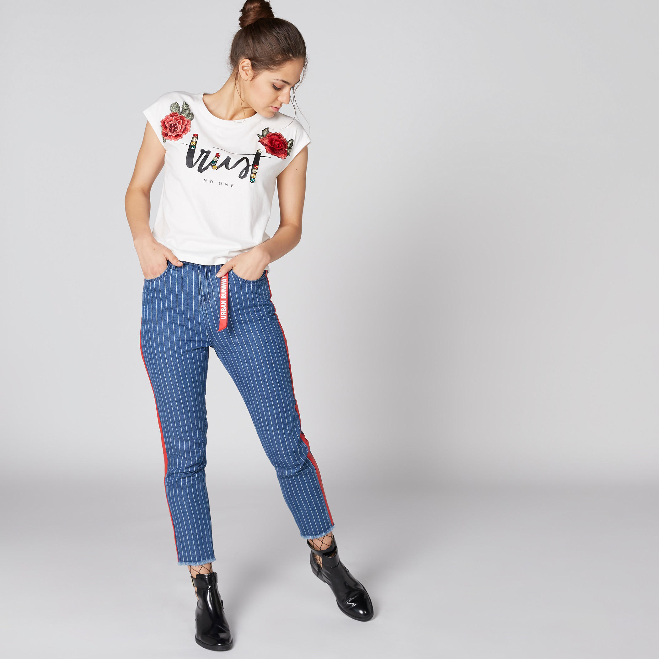 تيشيرت مزيّن بزخارف وأكمام متصلة من لي كوبر-women-clothing-tshirts-image-3