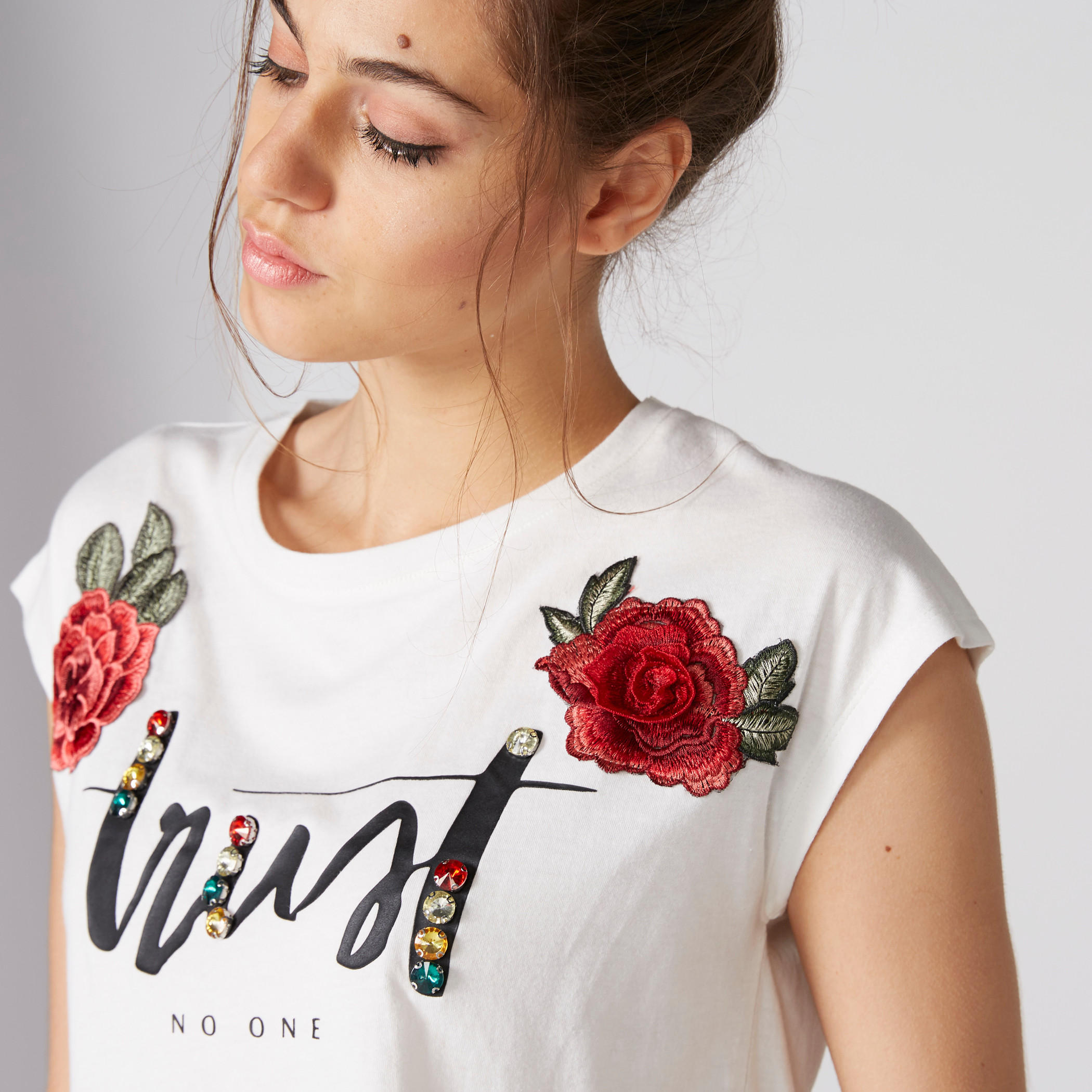تيشيرت مزيّن بزخارف وأكمام متصلة من لي كوبر-women-clothing-tshirts-image-4