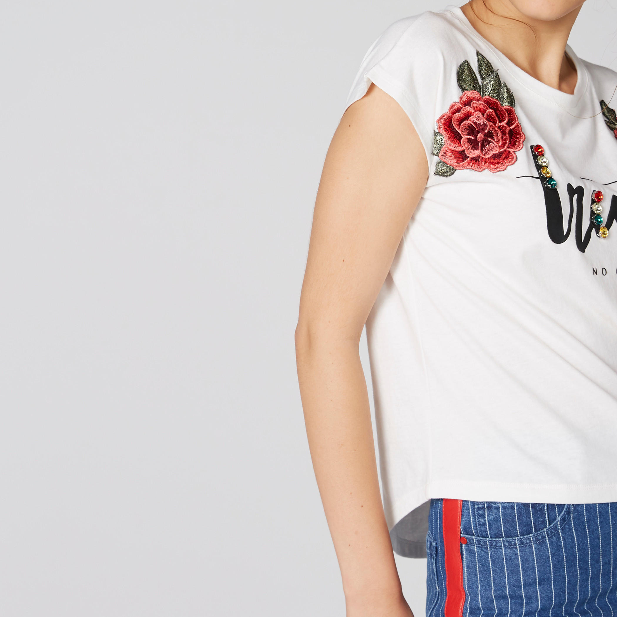 تيشيرت مزيّن بزخارف وأكمام متصلة من لي كوبر-women-clothing-tshirts-image-5