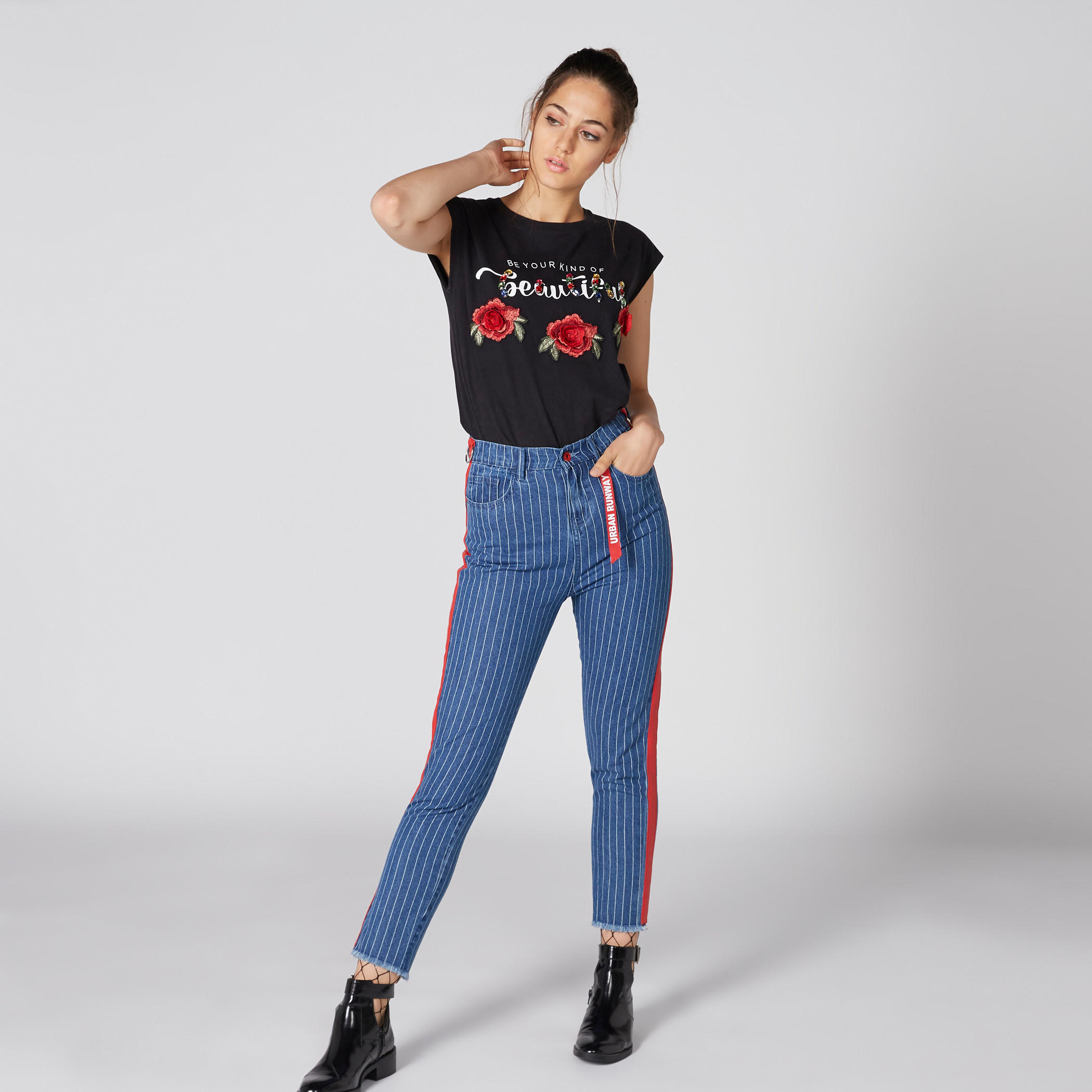 تيشيرت مزيّن بزخارف وأكمام متصلة من لي كوبر-women-clothing-tshirts-image-1
