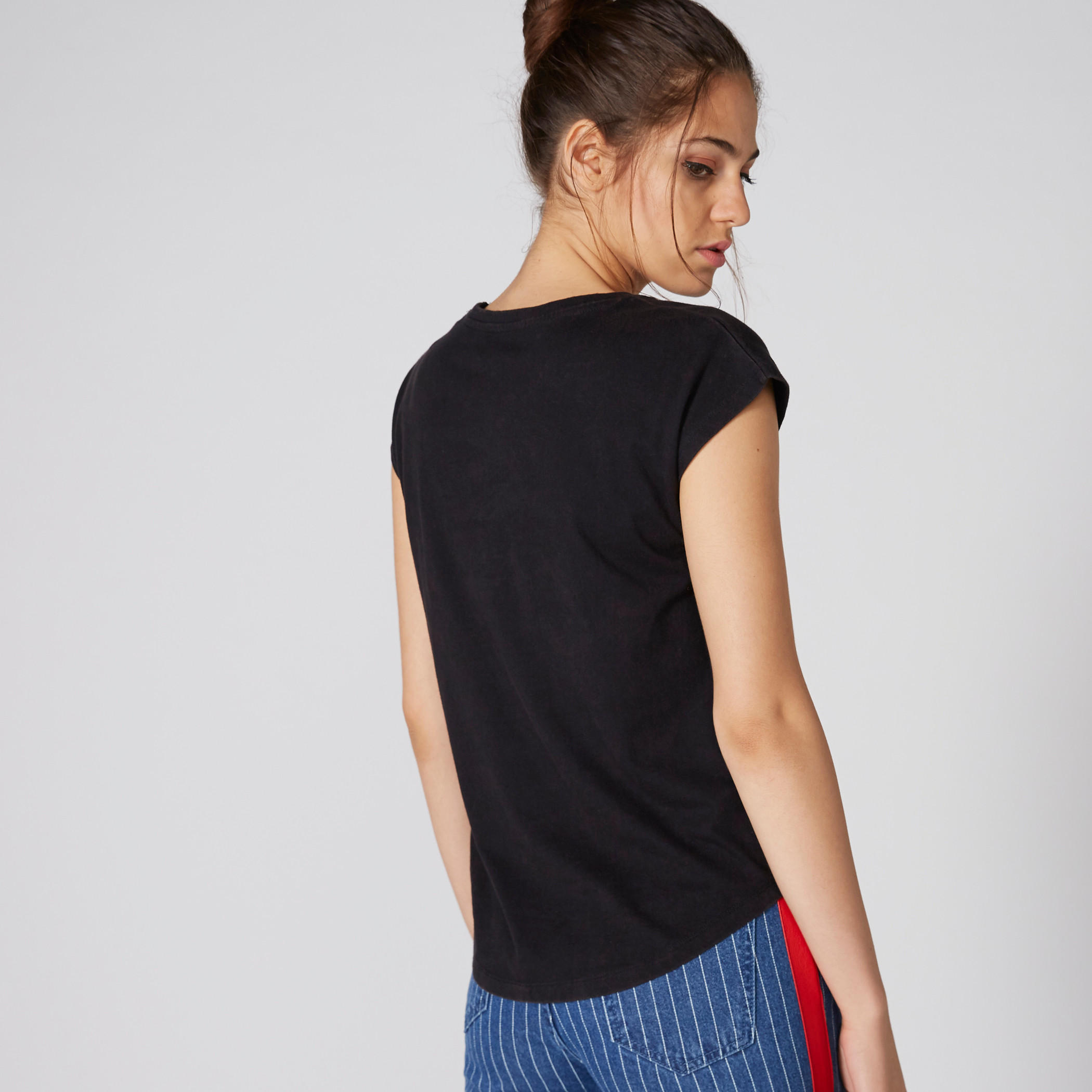 تيشيرت مزيّن بزخارف وأكمام متصلة من لي كوبر-women-clothing-tshirts-image-2