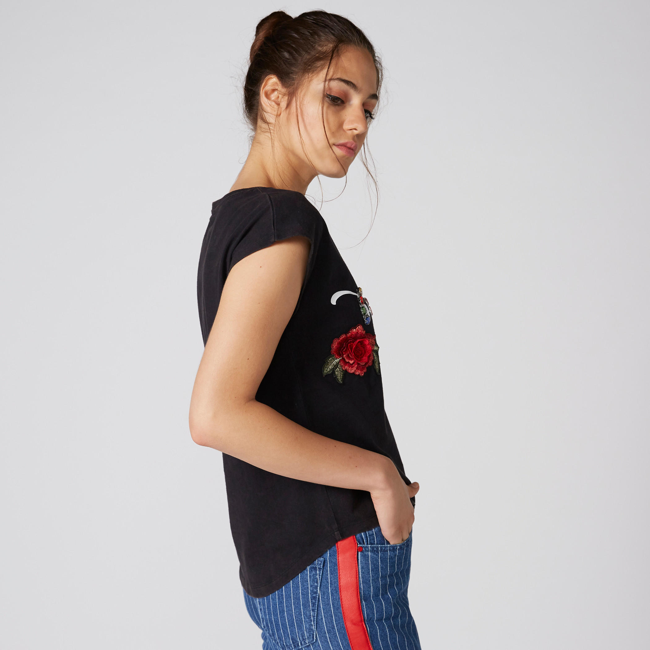 تيشيرت مزيّن بزخارف وأكمام متصلة من لي كوبر-women-clothing-tshirts-image-5