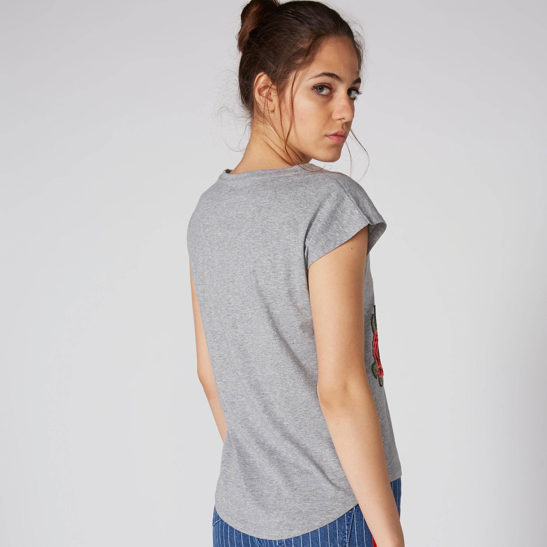 تيشيرت بأكمام متصلة وطبعات وتزيينات أزهار من لي كوبر-women-clothing-tshirts-image-2