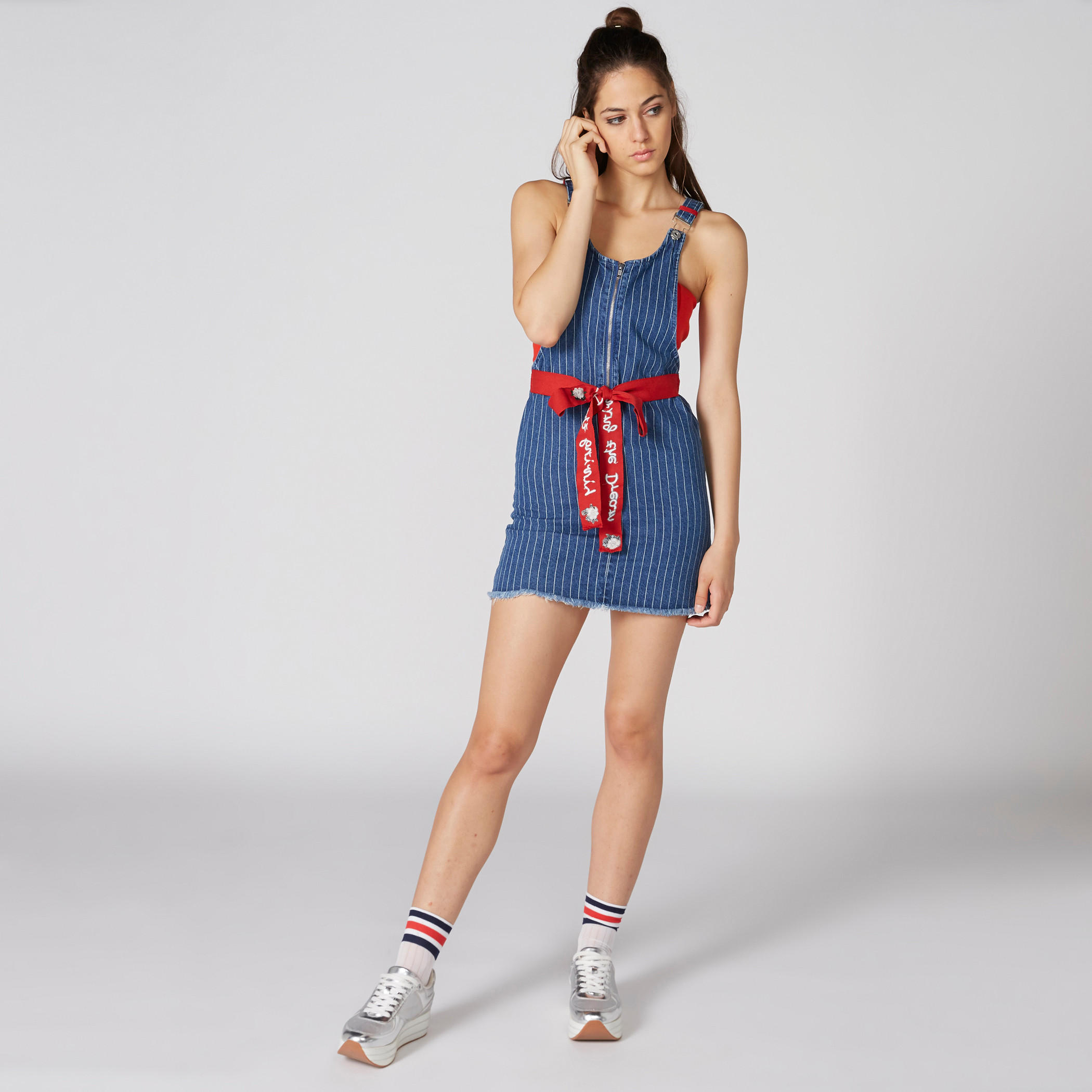 مريلة من الدينم مقلّمة برباط من لي كوبر-women-clothing-dresses-image-3
