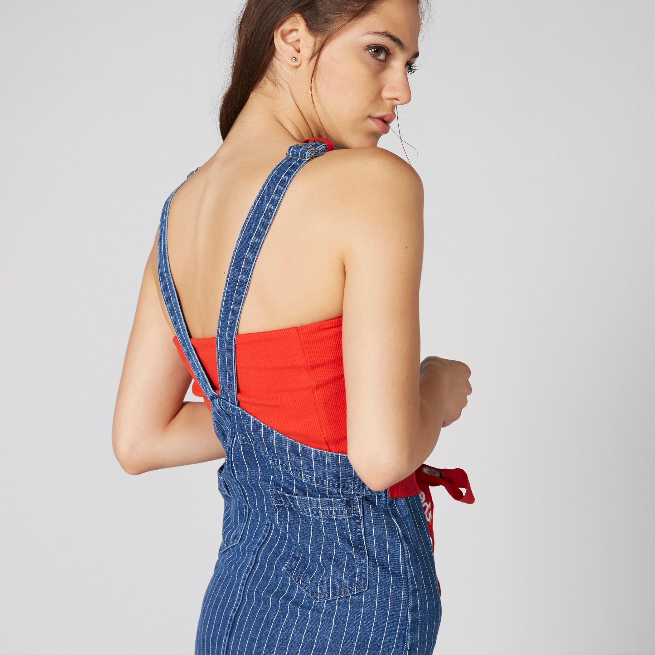 مريلة من الدينم مقلّمة برباط من لي كوبر-women-clothing-dresses-image-4