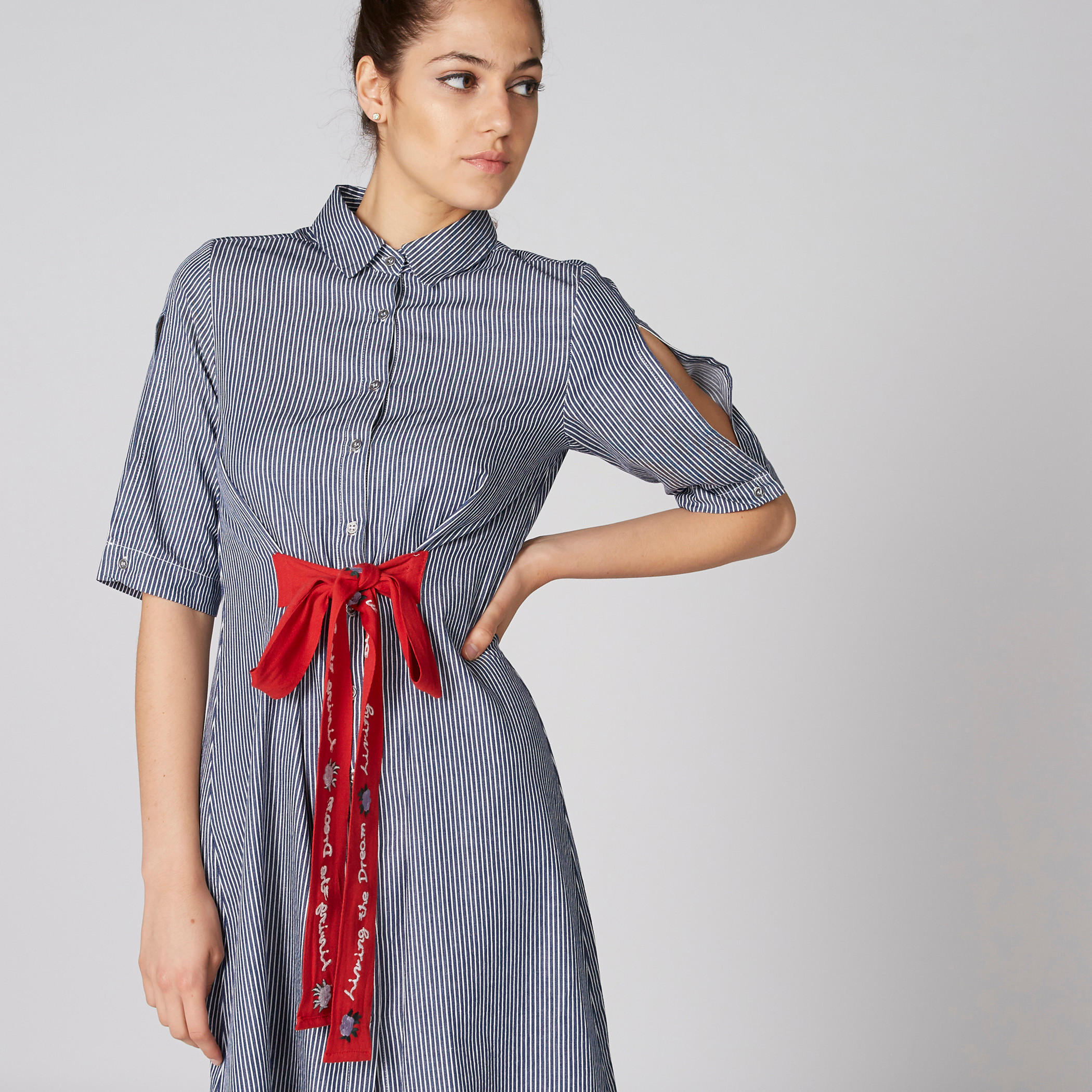 فستان مقلّم متوسط الطول بأزرار وأربطة من لي كوبر-women-clothing-dresses-image-4