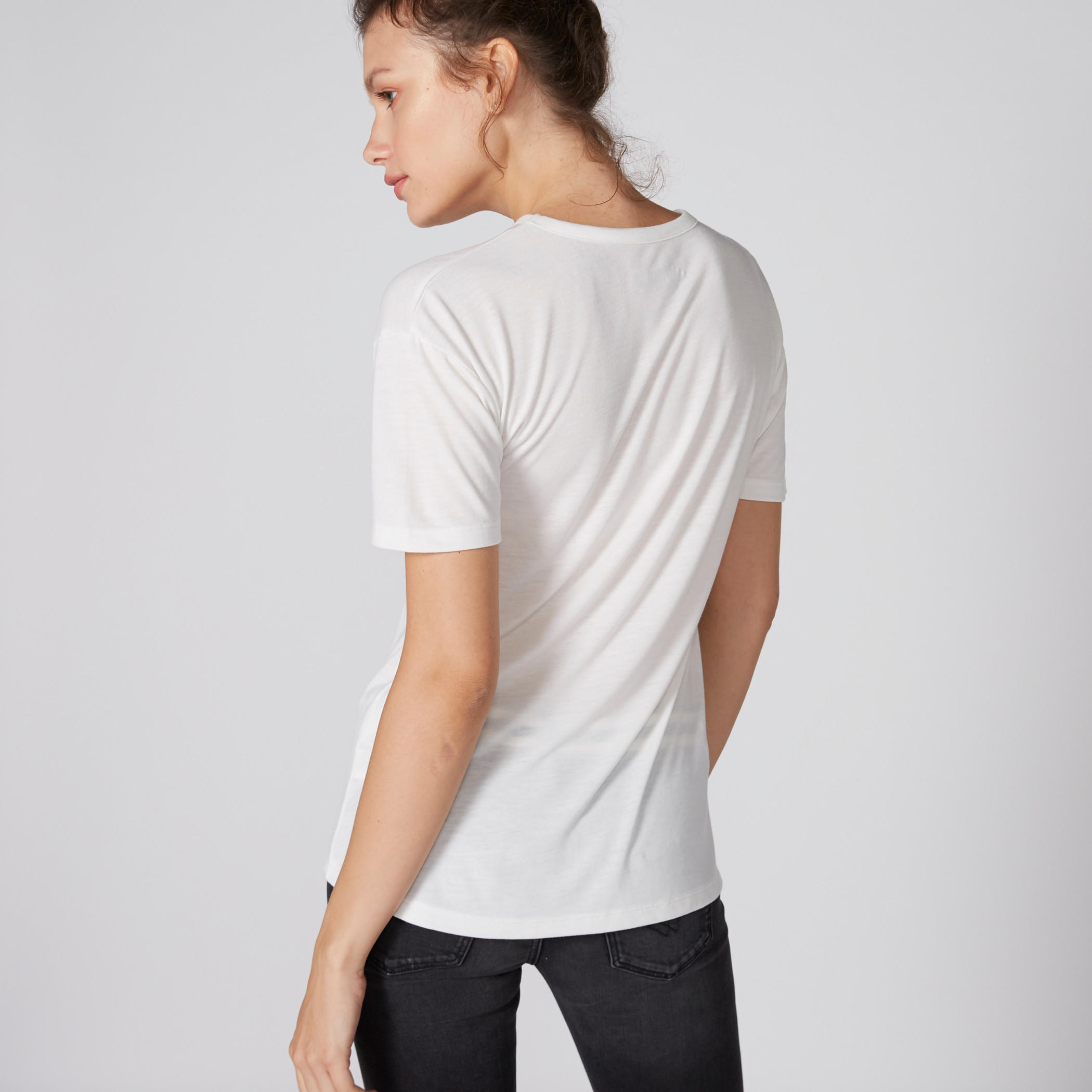 تيشيرت منقوش بأكمام قصيرة وياقة ضيقة من لي كوبر-women-clothing-tshirts-image-2