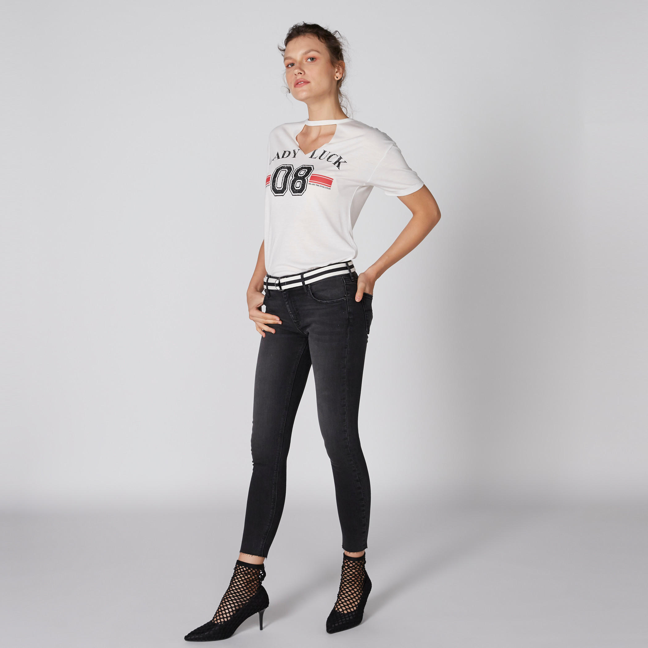 تيشيرت منقوش بأكمام قصيرة وياقة ضيقة من لي كوبر-women-clothing-tshirts-image-3