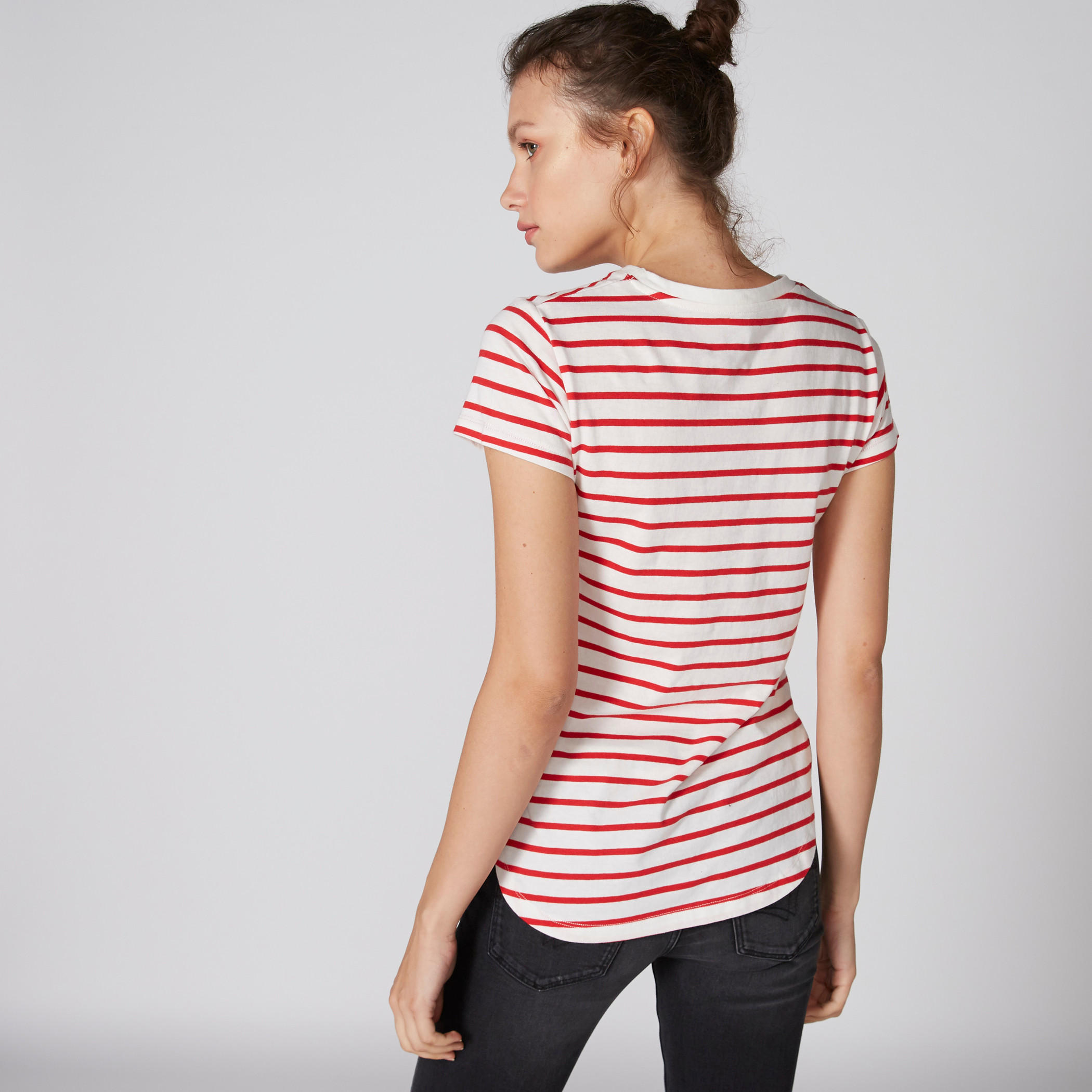 تيشيرت بياقة مستديرة وأكمام قصيرة من لي كوبر-women-clothing-tshirts-image-2