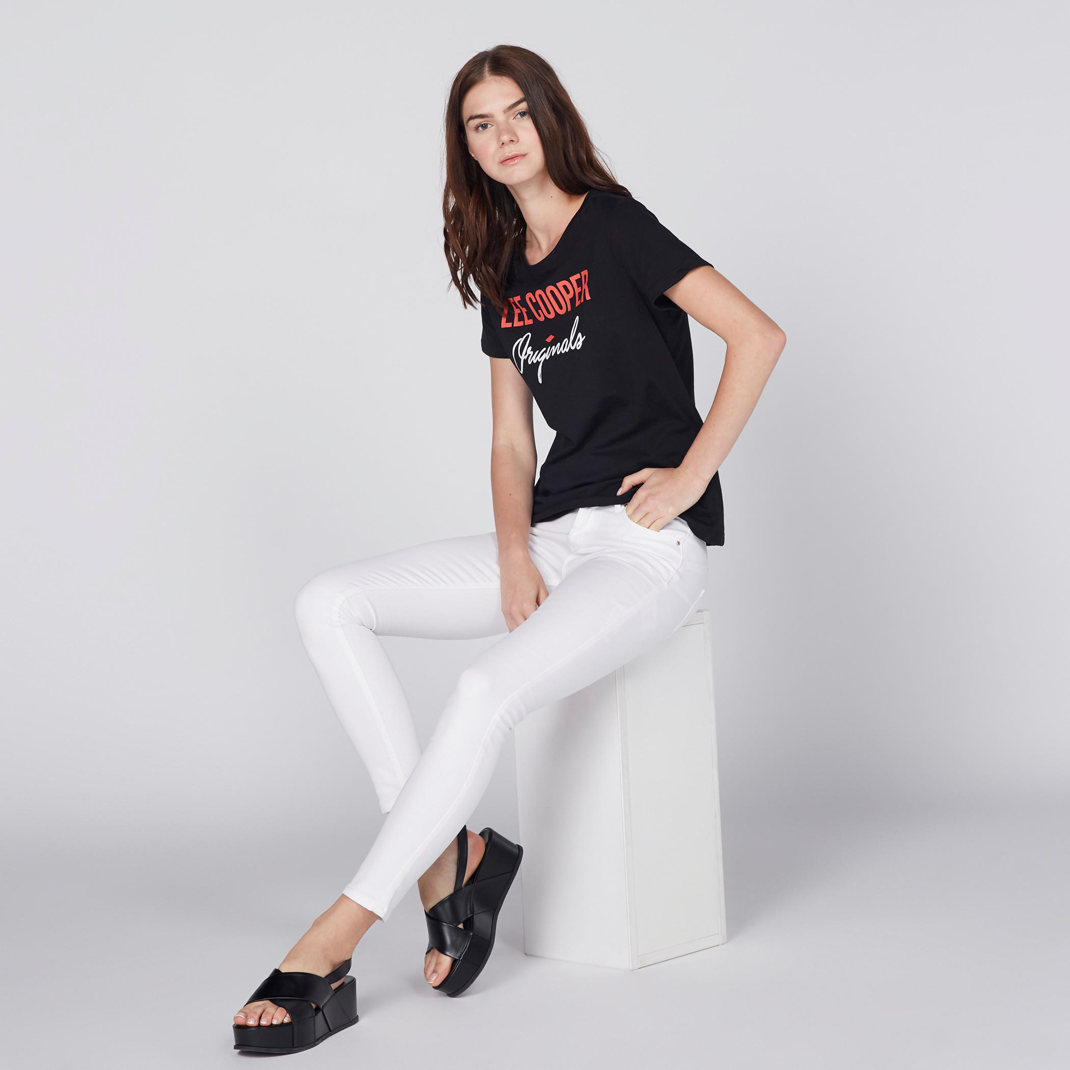تيشيرت بياقة مستديرة وأكمام قصيرة وطبعات من لي كوبر-women-clothing-tshirts-image-1