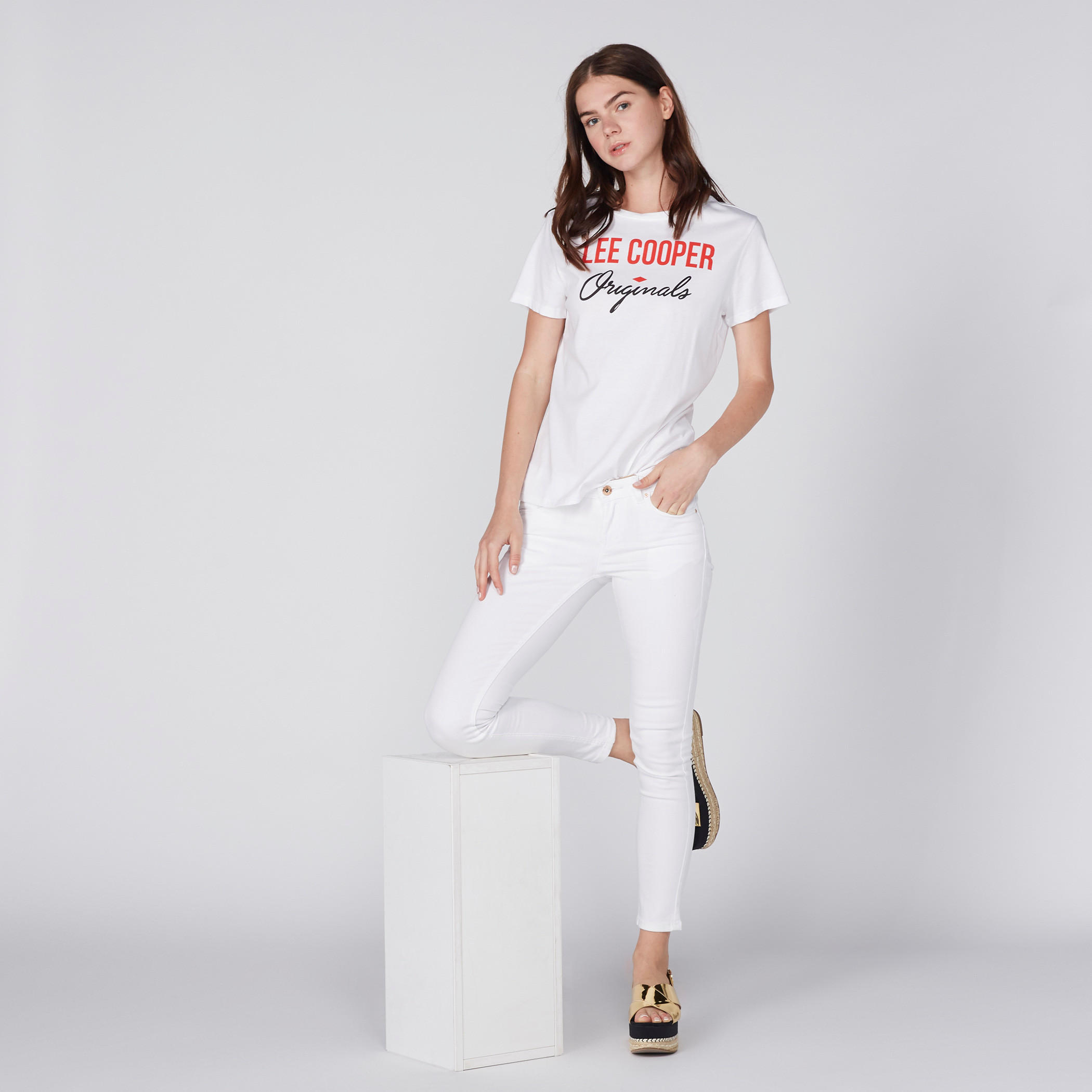 تيشيرت بياقة مستديرة وأكمام قصيرة وطبعات من لي كوبر-women-clothing-tshirts-image-1