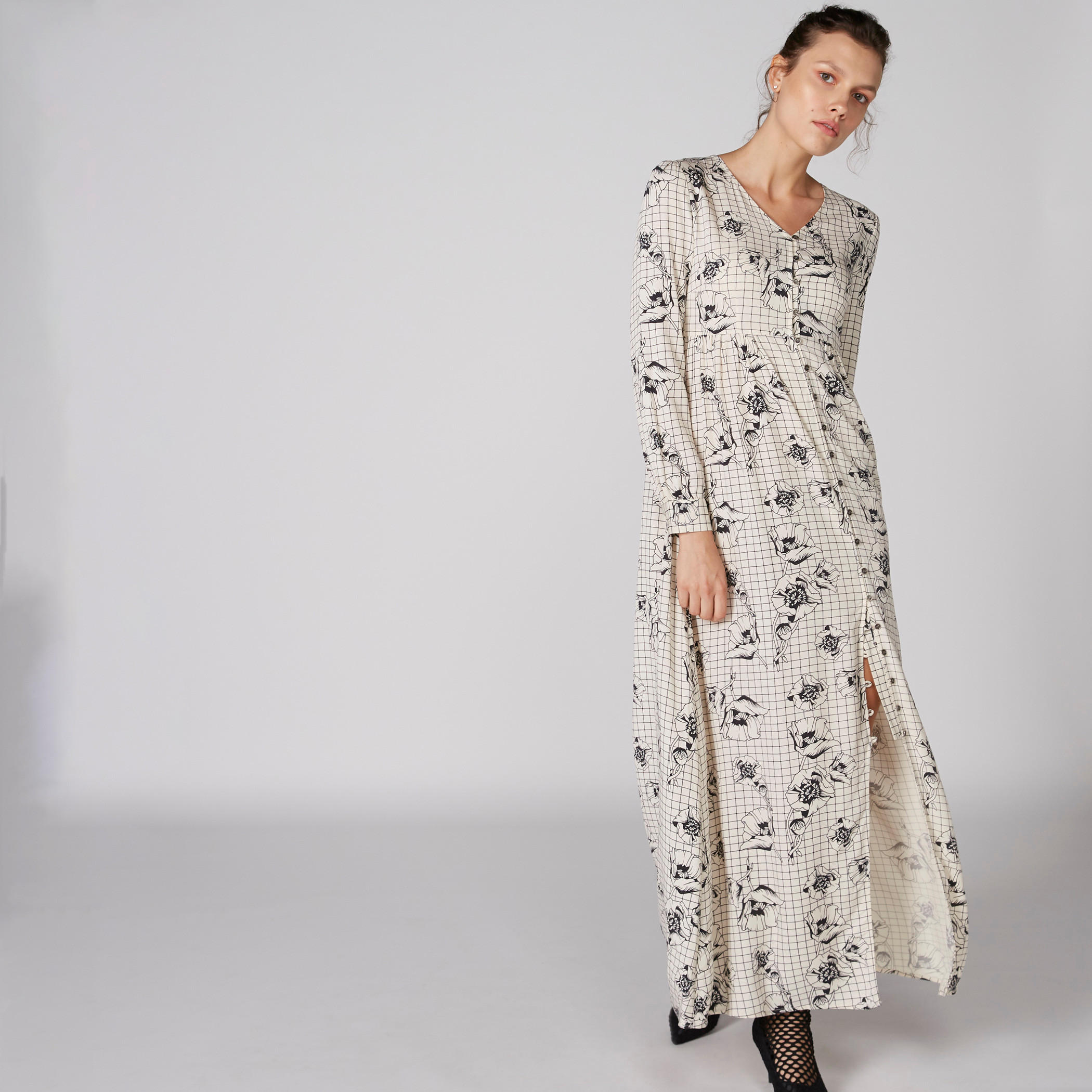 فستان ماكسي بياقة V وأكمام طويلة من لي كوبر-women-clothing-dresses-image-1