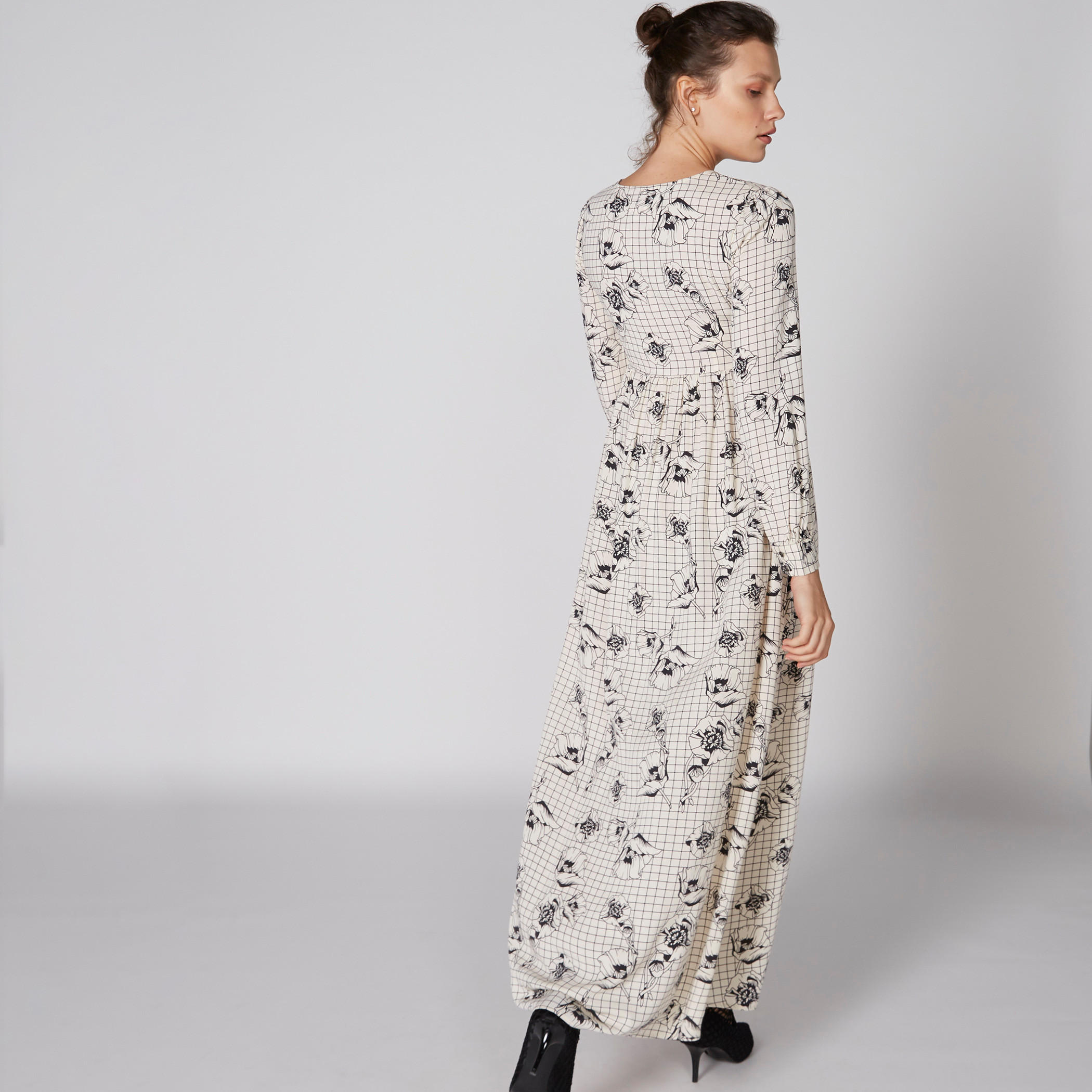 فستان ماكسي بياقة V وأكمام طويلة من لي كوبر-women-clothing-dresses-image-2